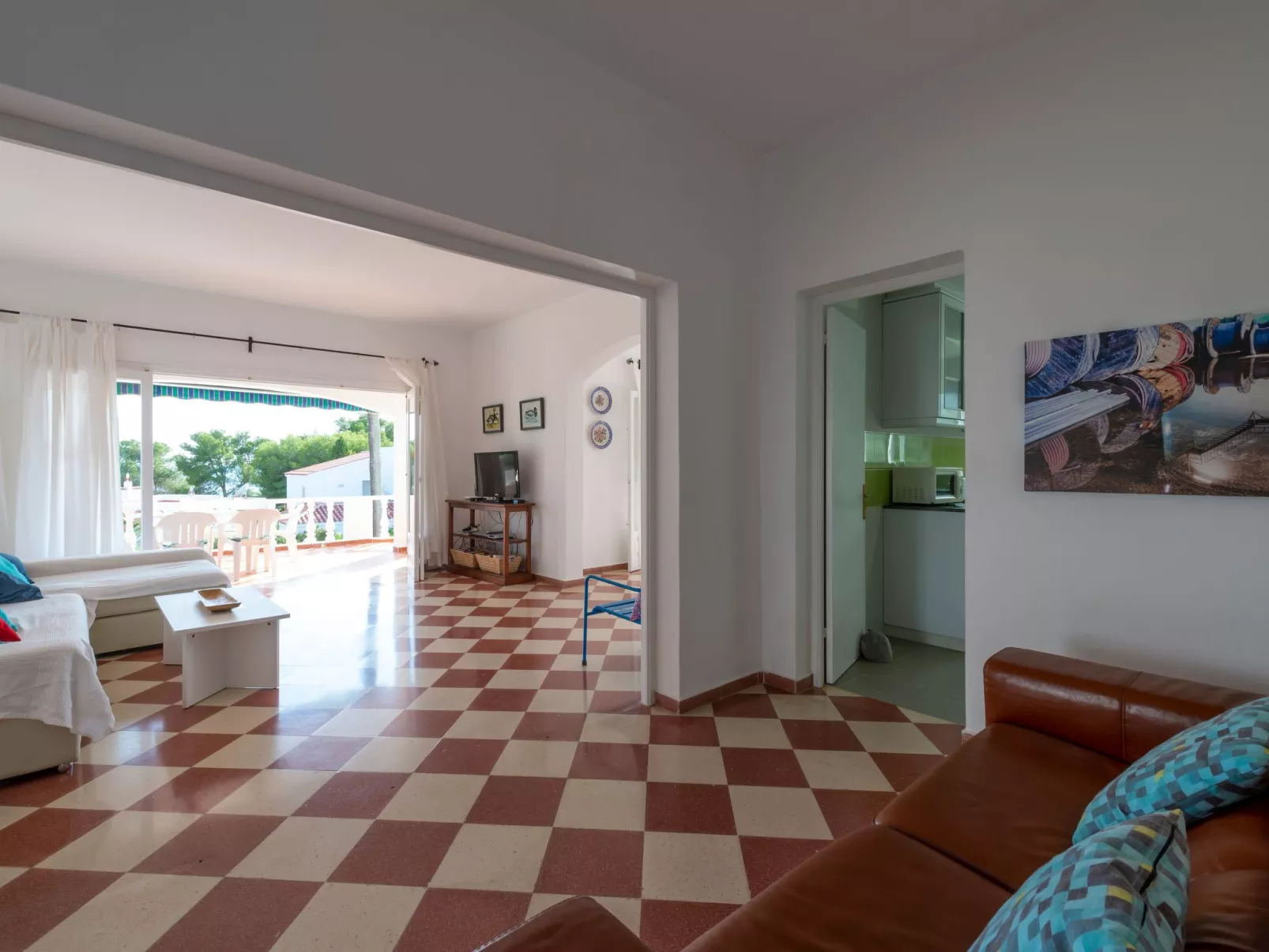 Moderne, frische Familienvilla Allondra-Inside