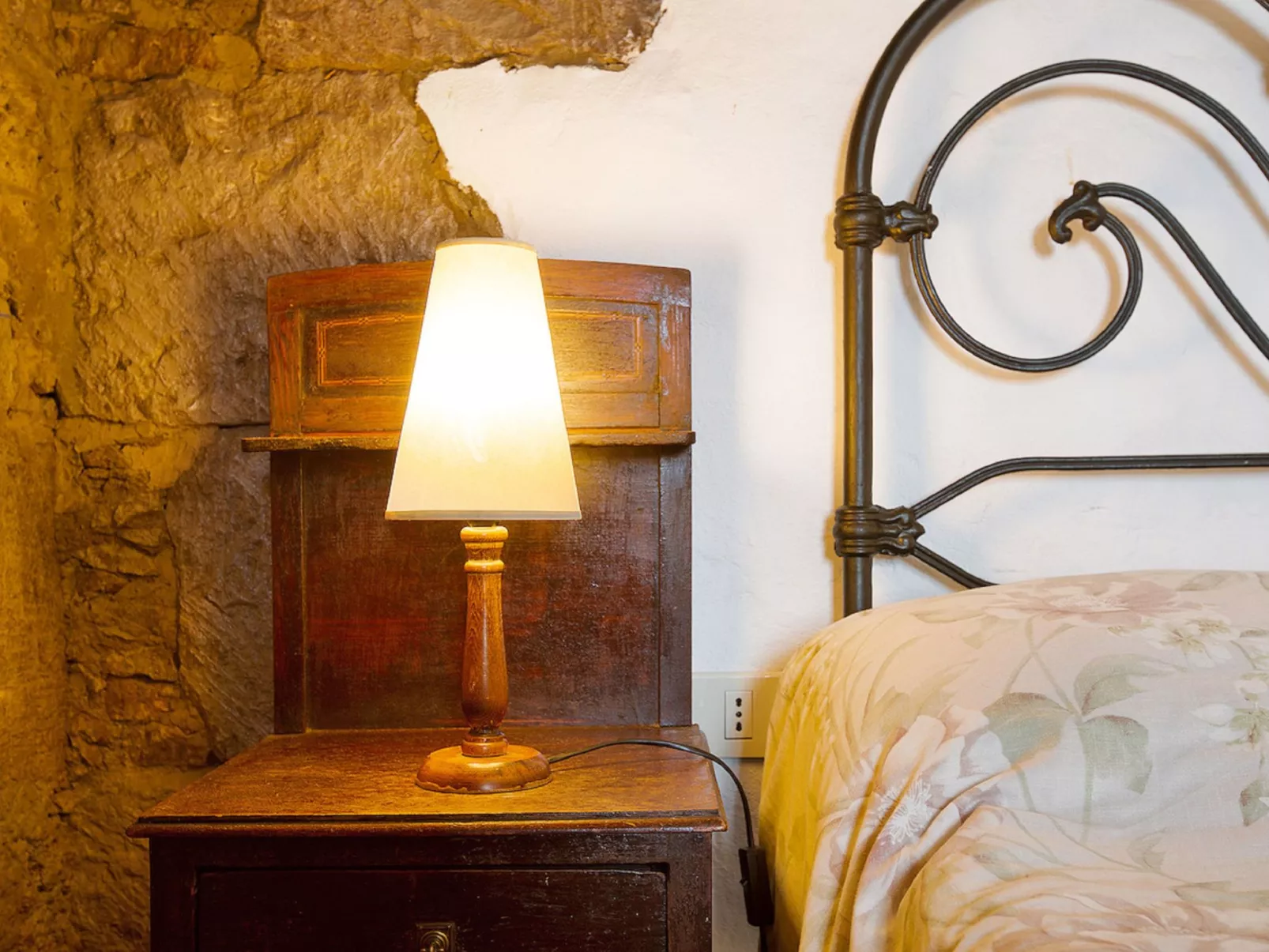 250 Jahre altes Steinhaus mit zwei Terrassen inmitten einer wunderbaren Naturla-Inside