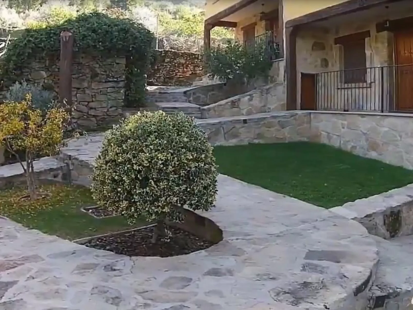 Natürlicher Urlaub in einem Ferienhaus mit Garten und Terrasse-Outside