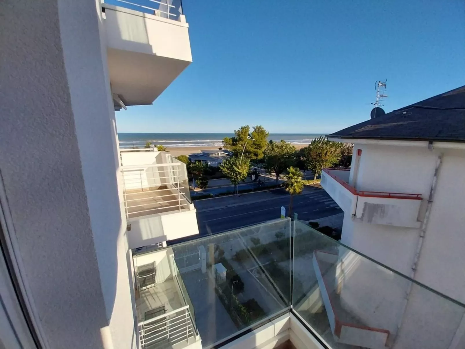 Helle und neue Ferienwohnung direkt am Strand-Image-tags.info