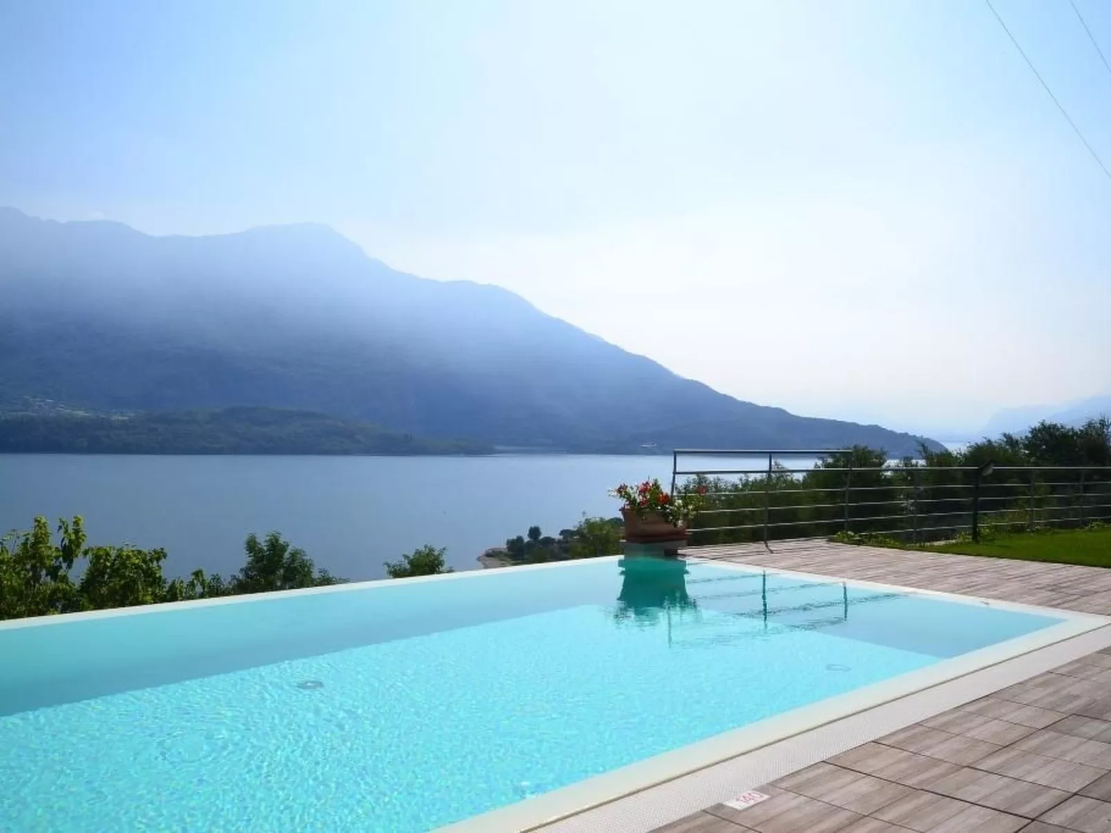 Wohnung mit Schwimmbad und fantastischem Seeblick-Dehors