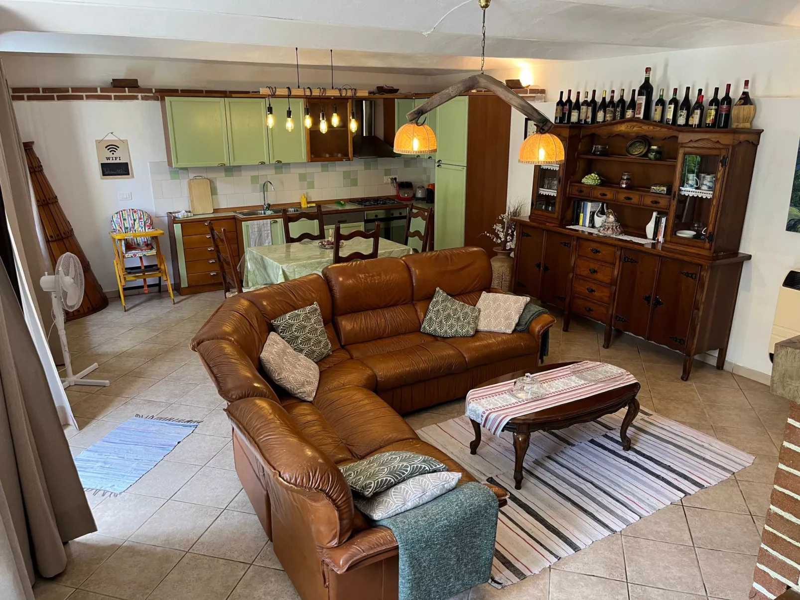 Typisches Bauernhaus mit holzbefeuertem Kamin-Dedans