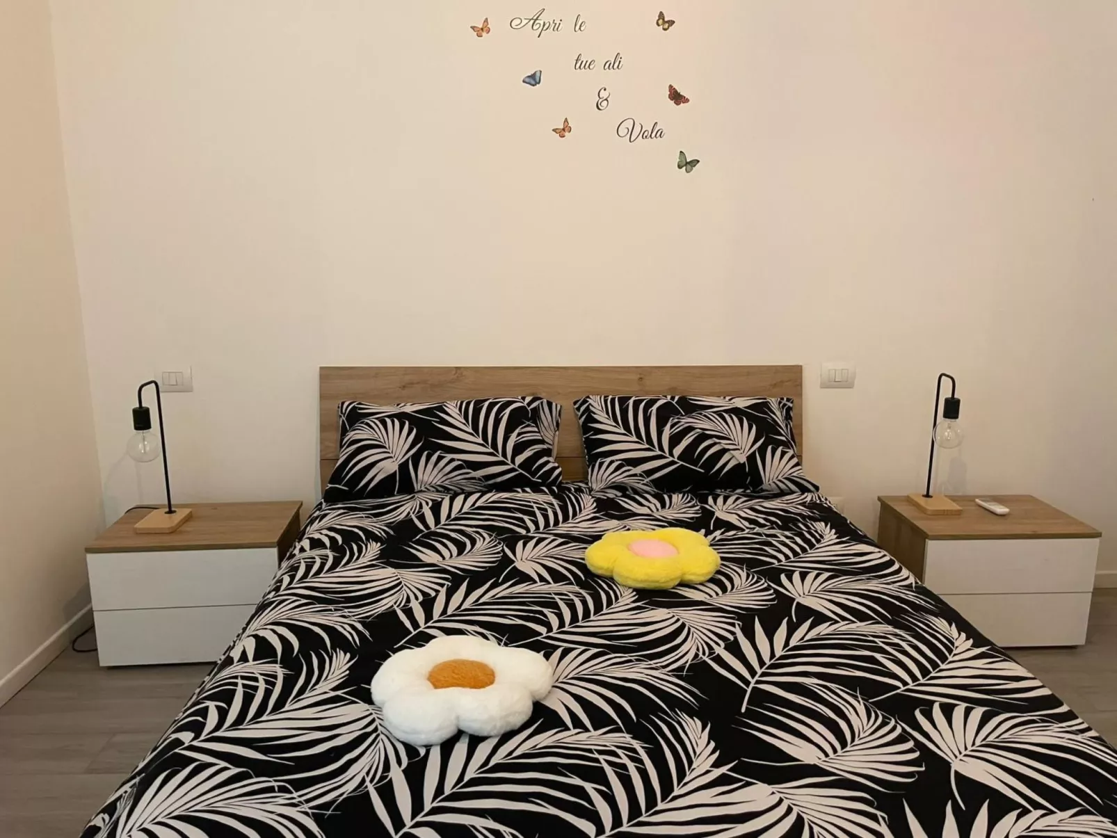 "Momy's Home Rom"-Inside