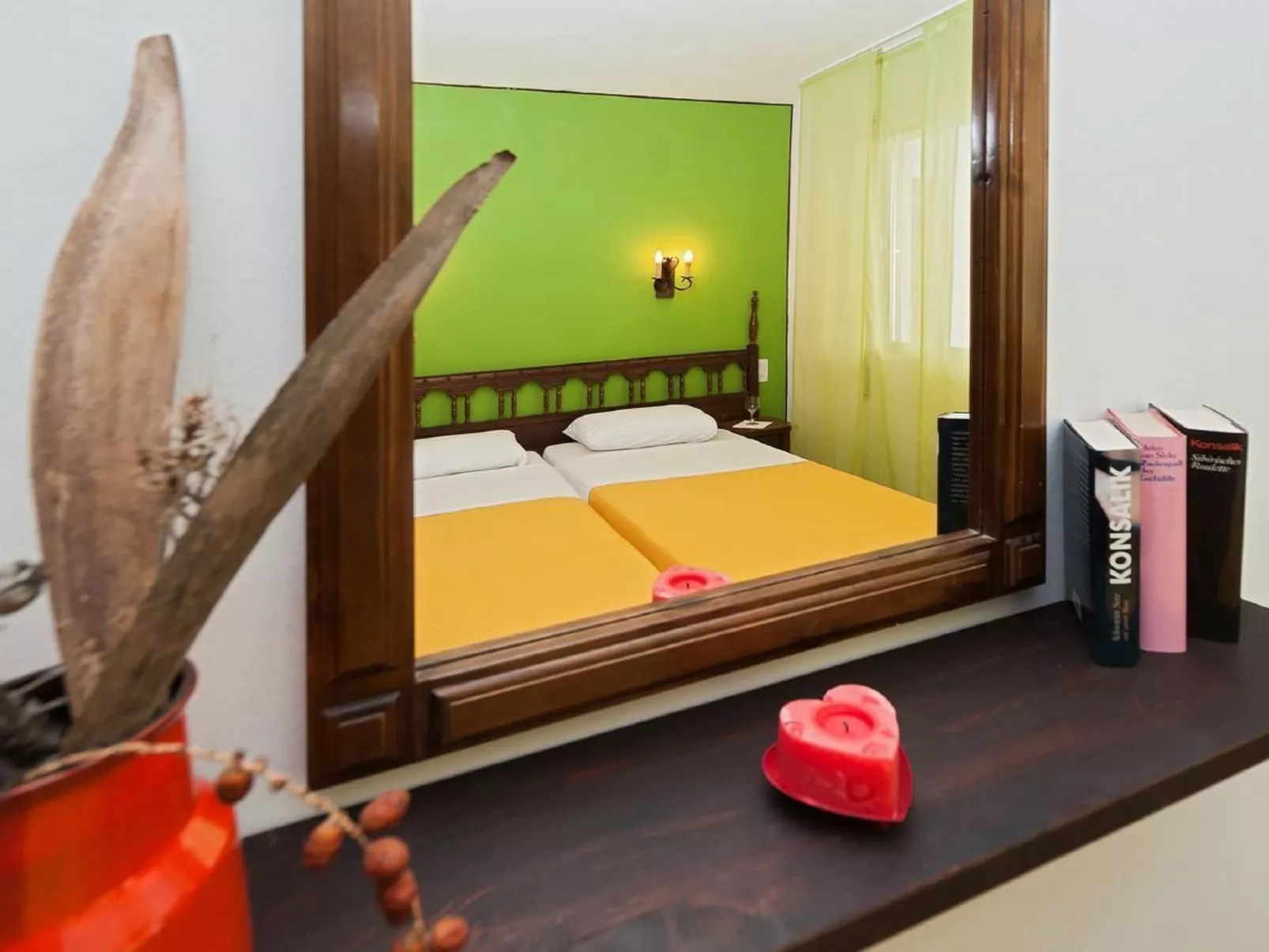 Mit Blick auf das Wasser-Dedans