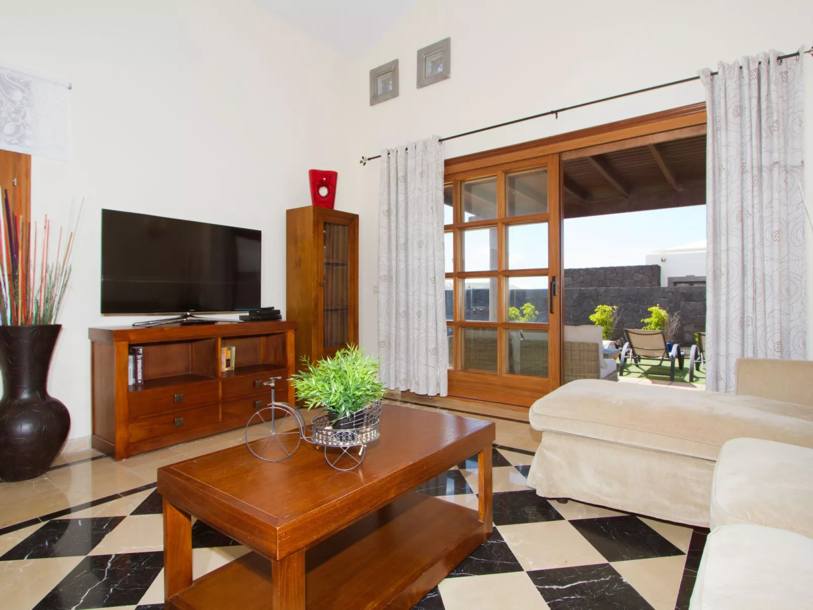 Charmantes Ferienhaus in Yaiza mit Privatem Pool-Inside