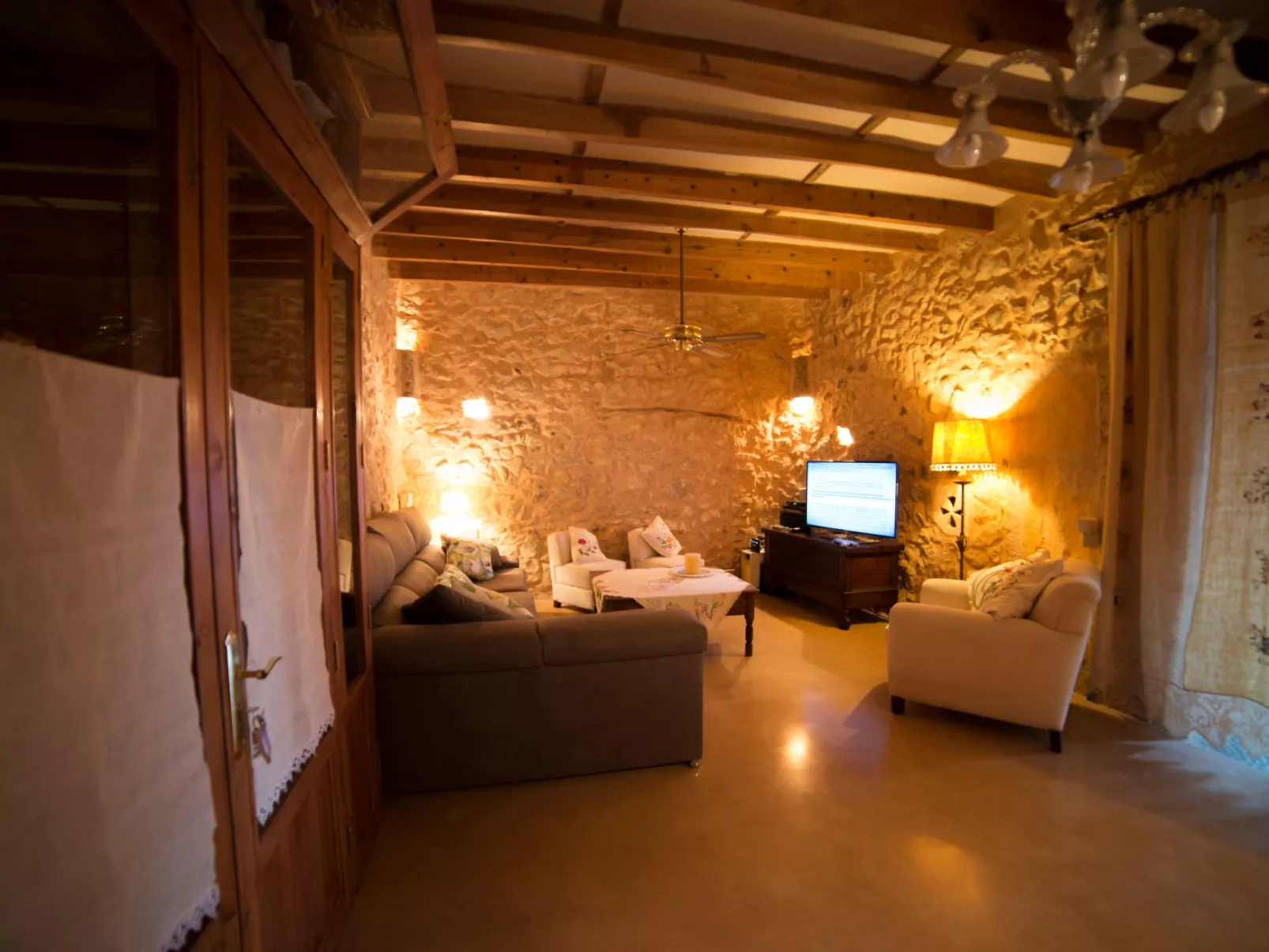 Jedes Ferienhaus mit Garten und Schwimmbad-Drinnen