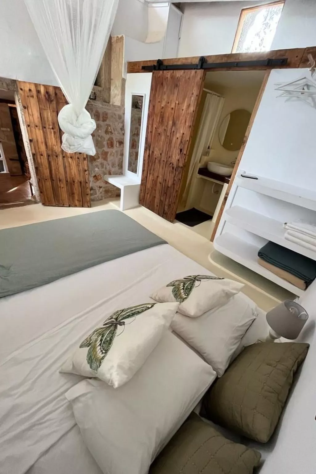 Mit eigenem Garten und Schwimmbad.-Drinnen