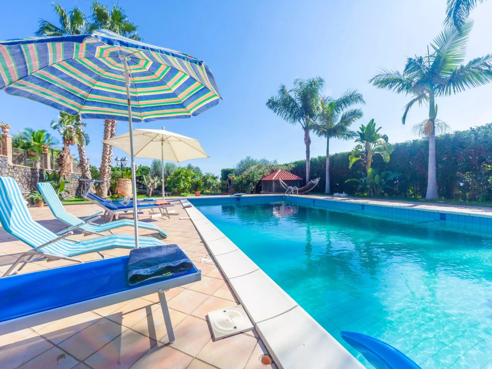 Für 10 Personen in Fiuefreddo di Sicilia, Sizilien (Ostküste von Sizilien)-Outside