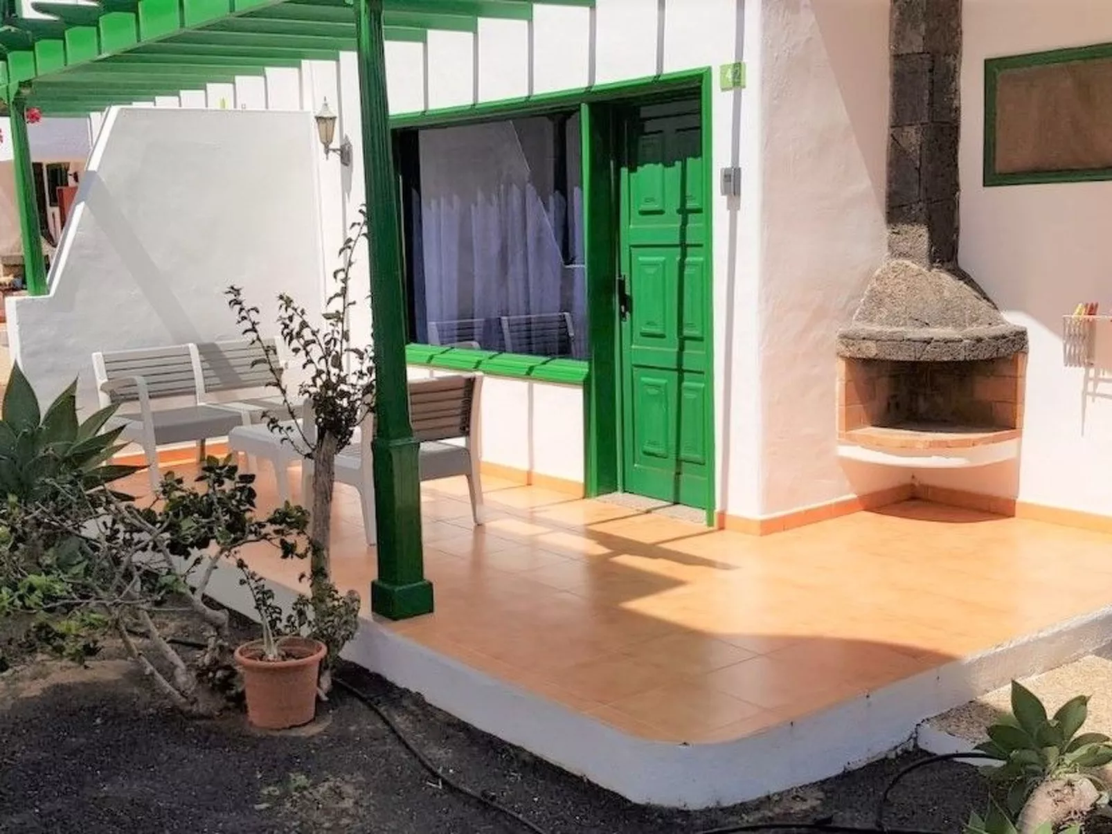 Wohnung mit Terrasse für 2 Erwachsene und 1 Kind-Draußen