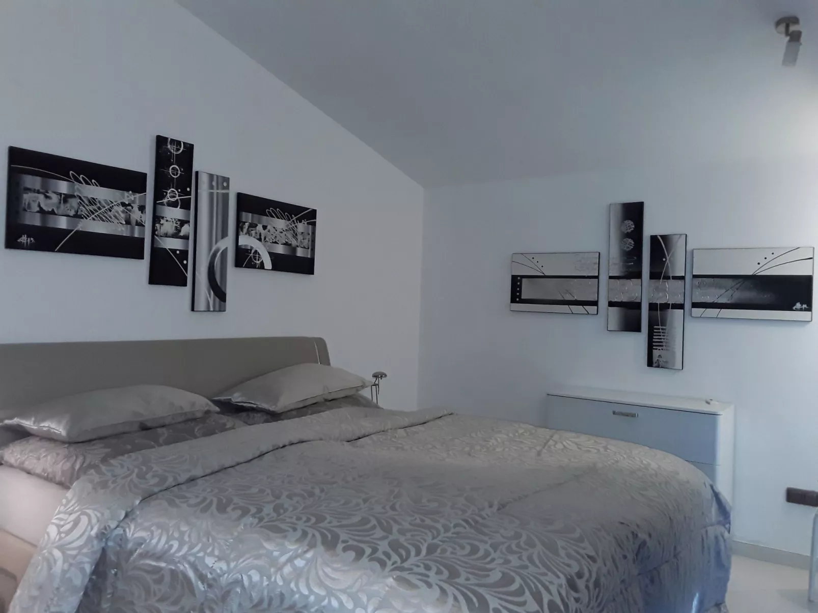 Sonniges Ferienhaus mit Grill, Garten und Pool-Inside