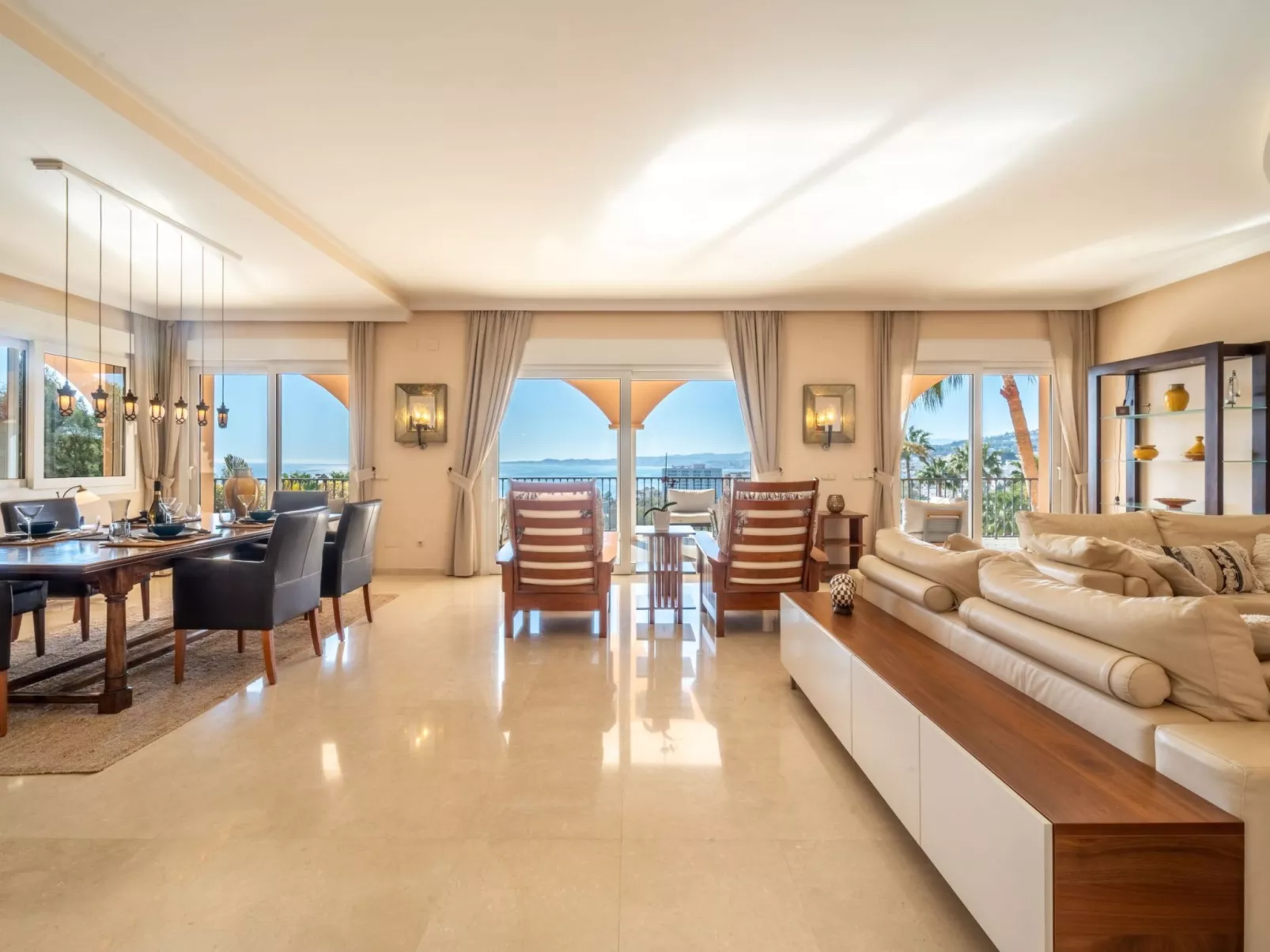 Luxuriöse Villa mit beheiztem Pool und Whirlpool-Inside