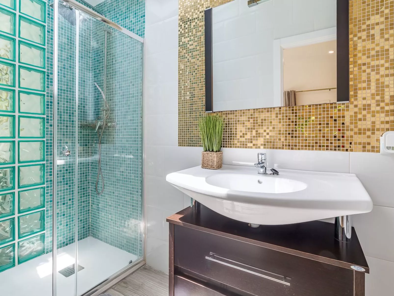 5-Suiten Madrid Villa Oasis, Schwimmbad-Spa, Fitnessraum, Club-Inside