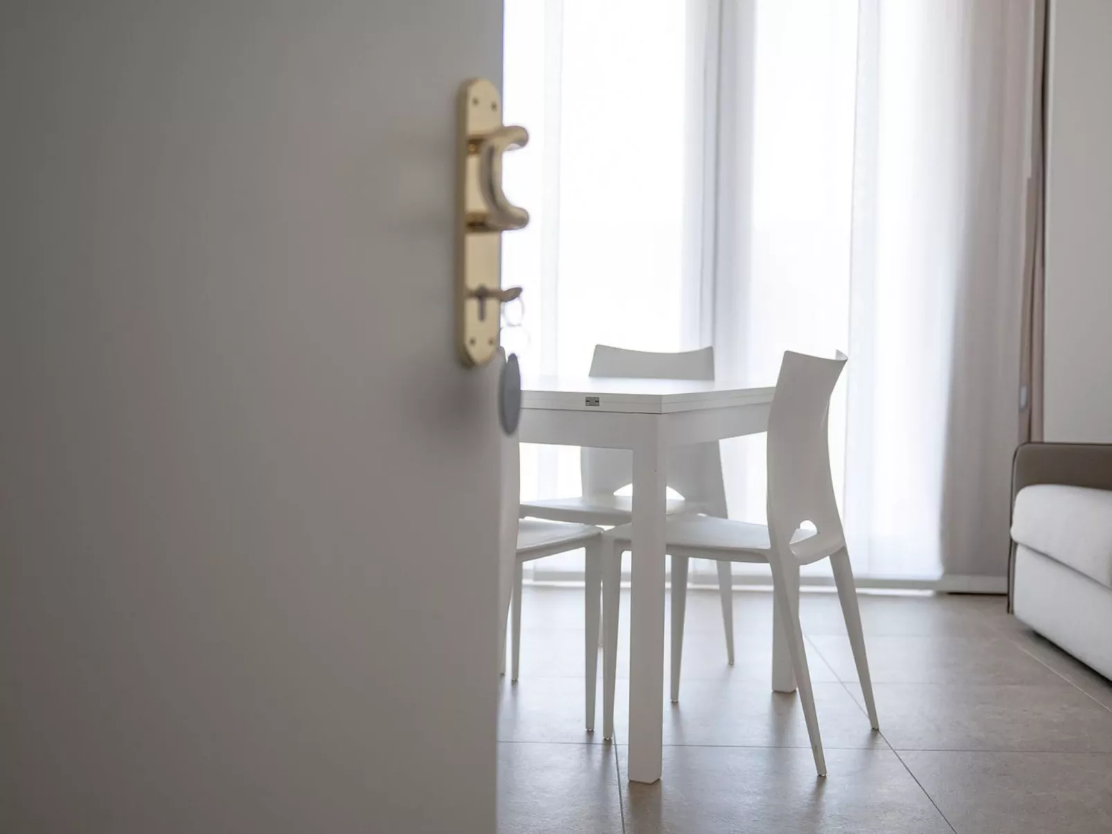 Einzimmerwohnung mit Balkon und Frühstück-Image-tags.info