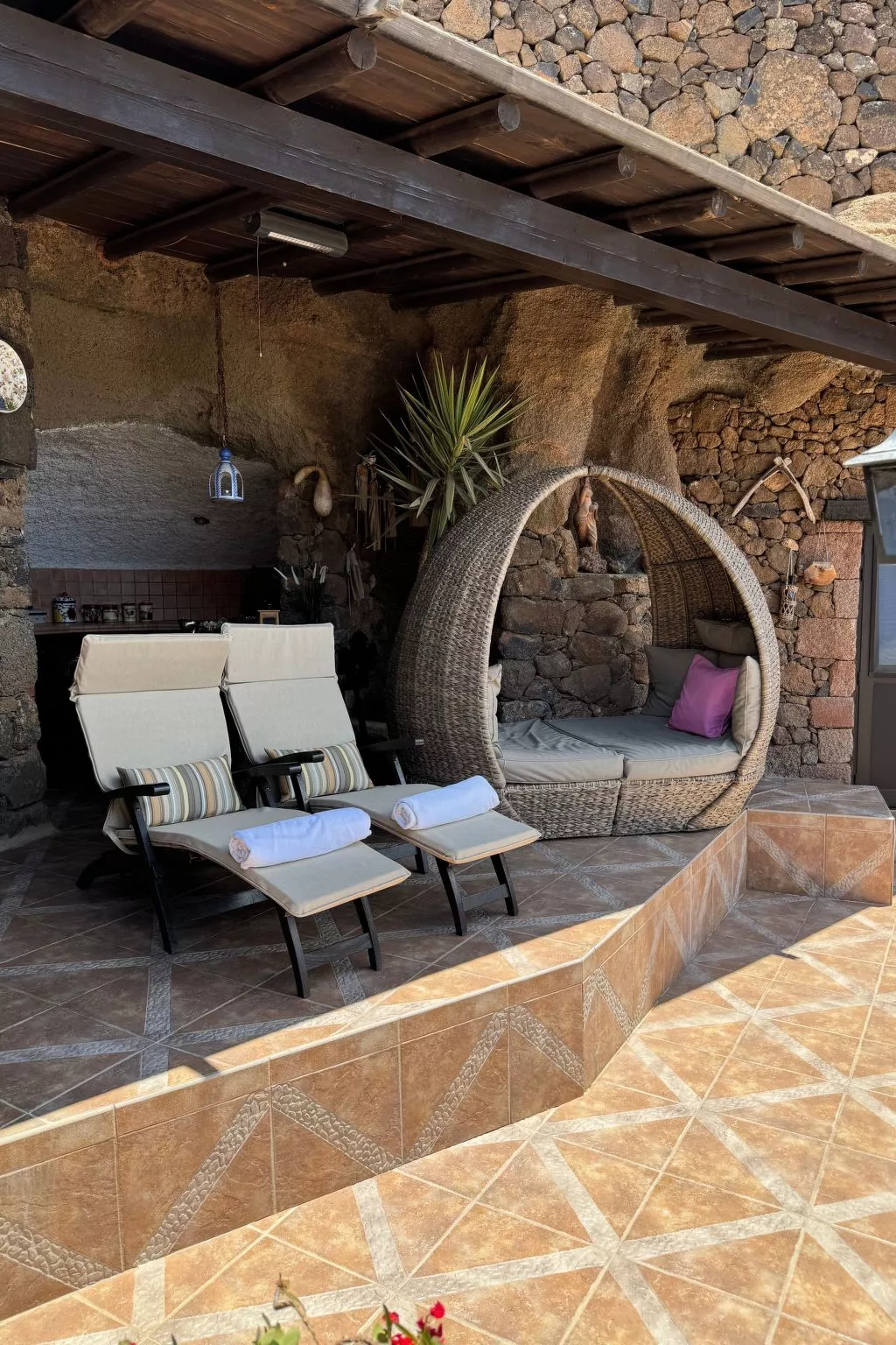 Schlafen in einer vulkanischen Höhle-Outside