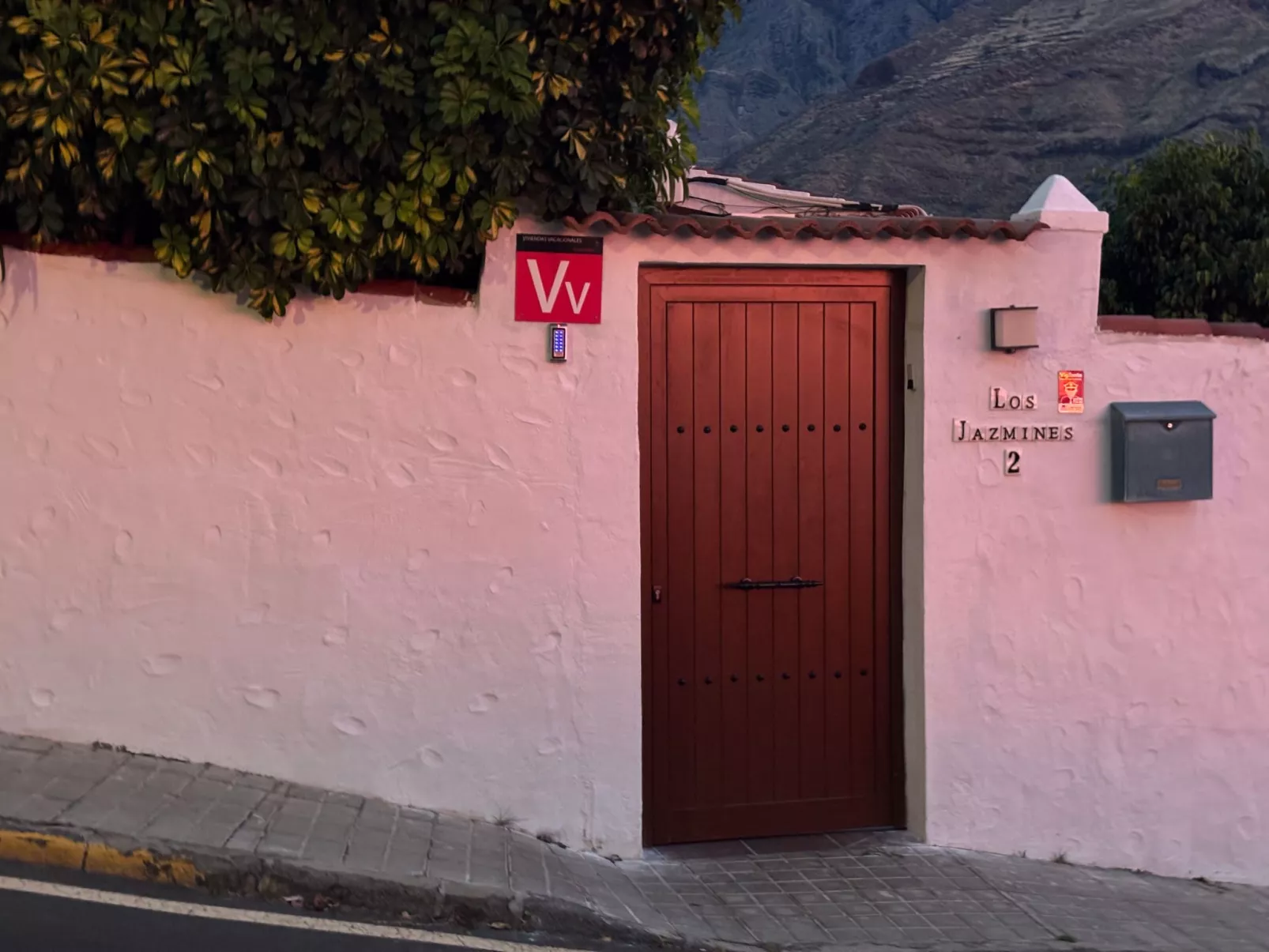 Haus mit Jacuzzi, Blick auf Berge, Meer und Ents-Image-tags.info