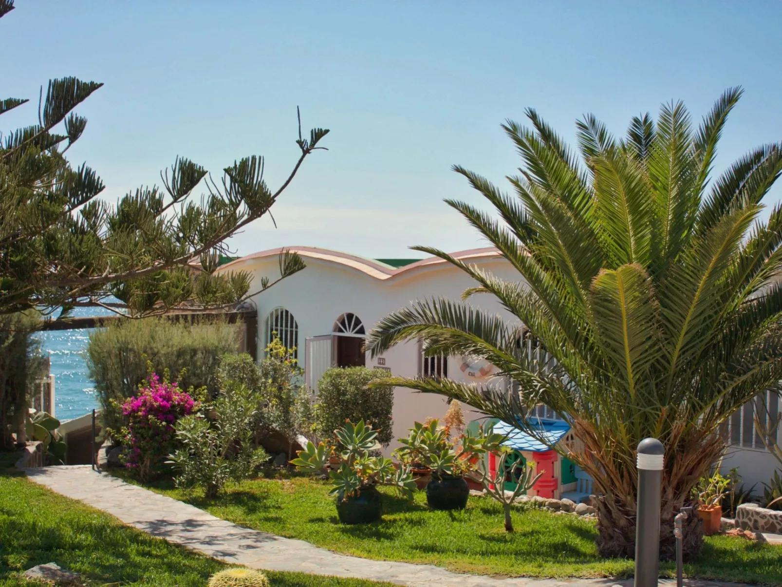 Bungalow auf einem Felsen direkt am Meer-Draußen