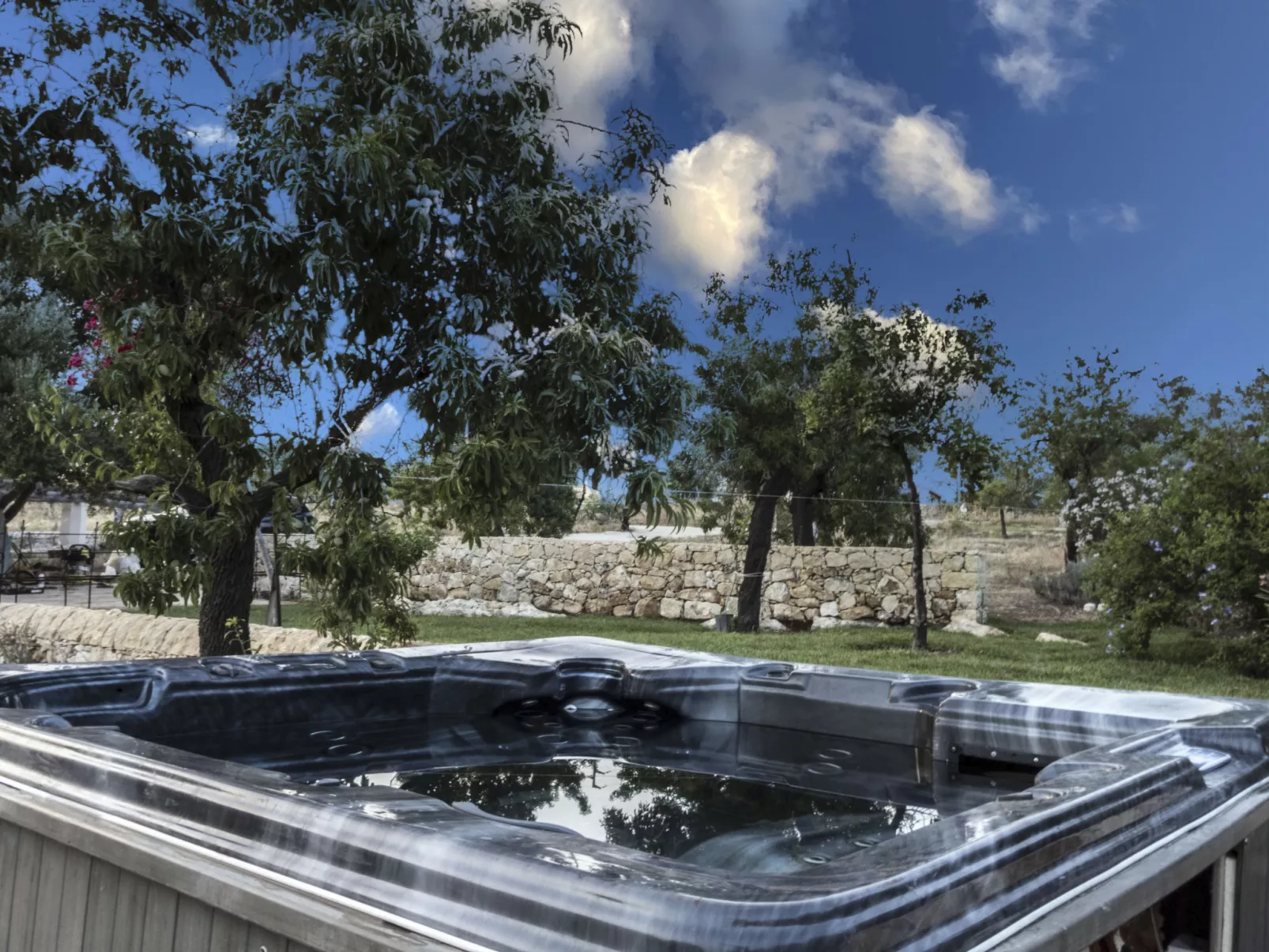 Mirriusa' Ferienhaus mit Jacuzzi-Outside