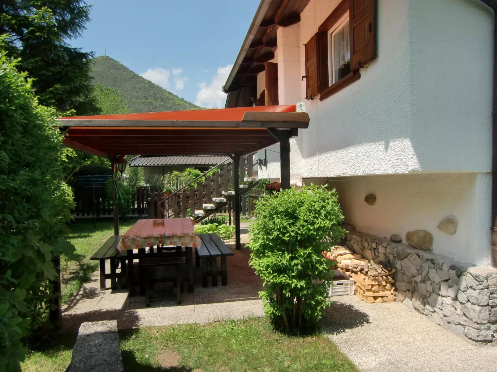 Freistehendes Haus mit eingezäuntem Privatgarten-Outside