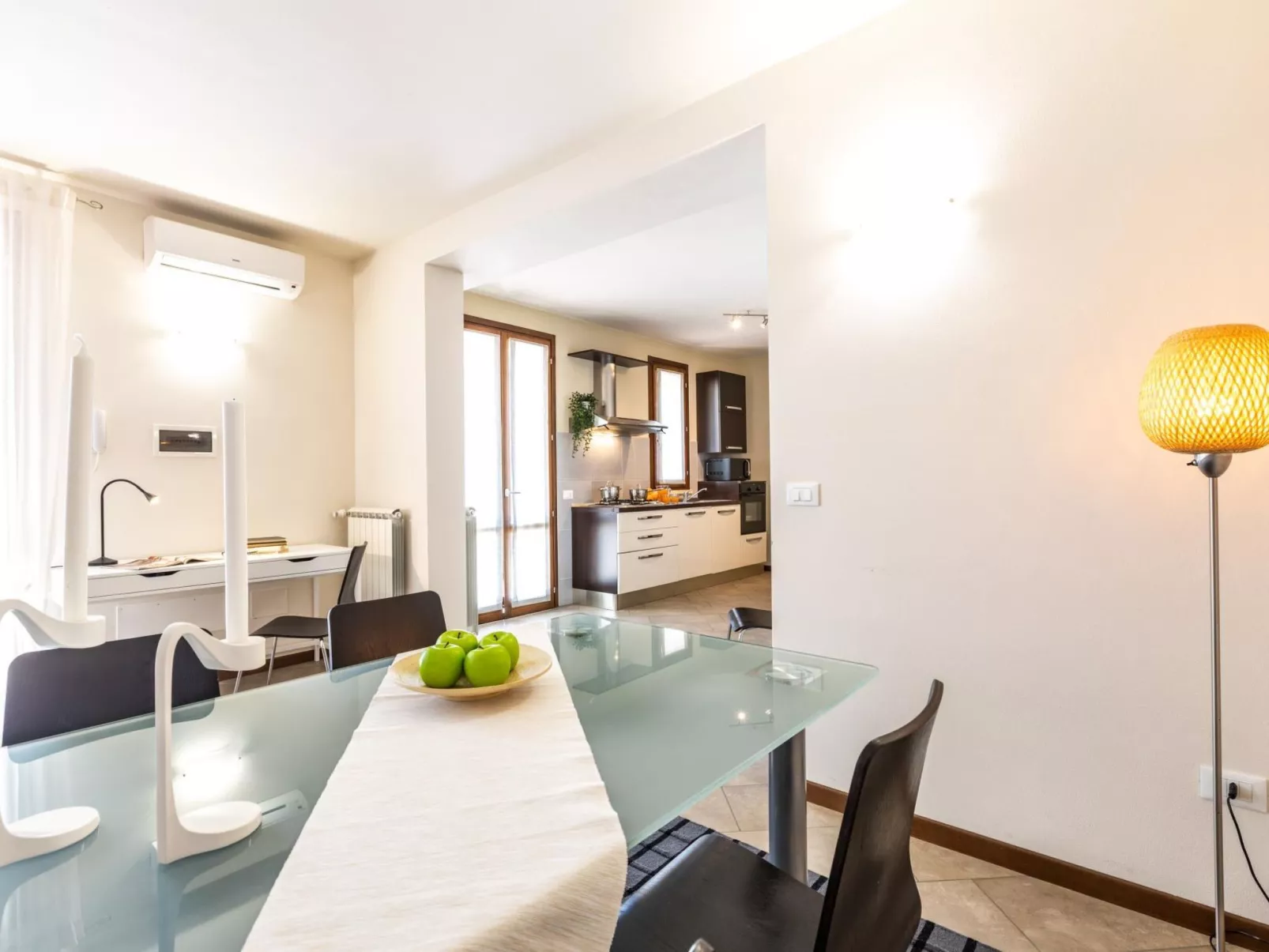 Wohnung mit separatem Eingang und kleinem privaten Innenhof.-Dedans