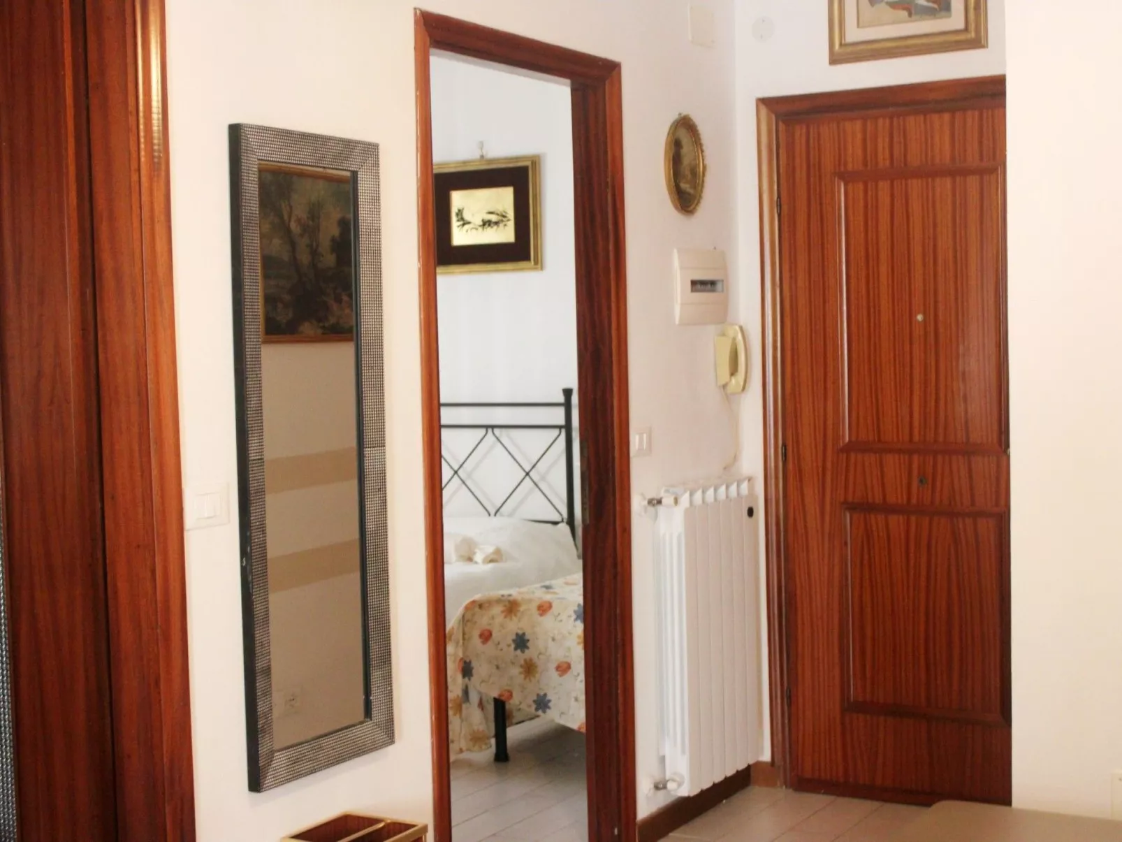 Sehr zentral mit Parkmöglichkeit-Drinnen