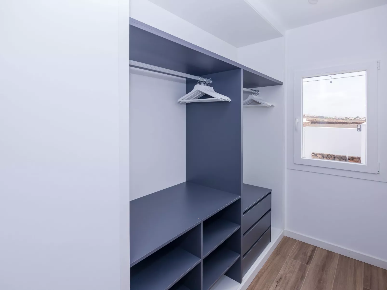 Modernes und helles Ferienhaus direkt am Meer, mit zwei großen Terrassen, Garte-Drinnen