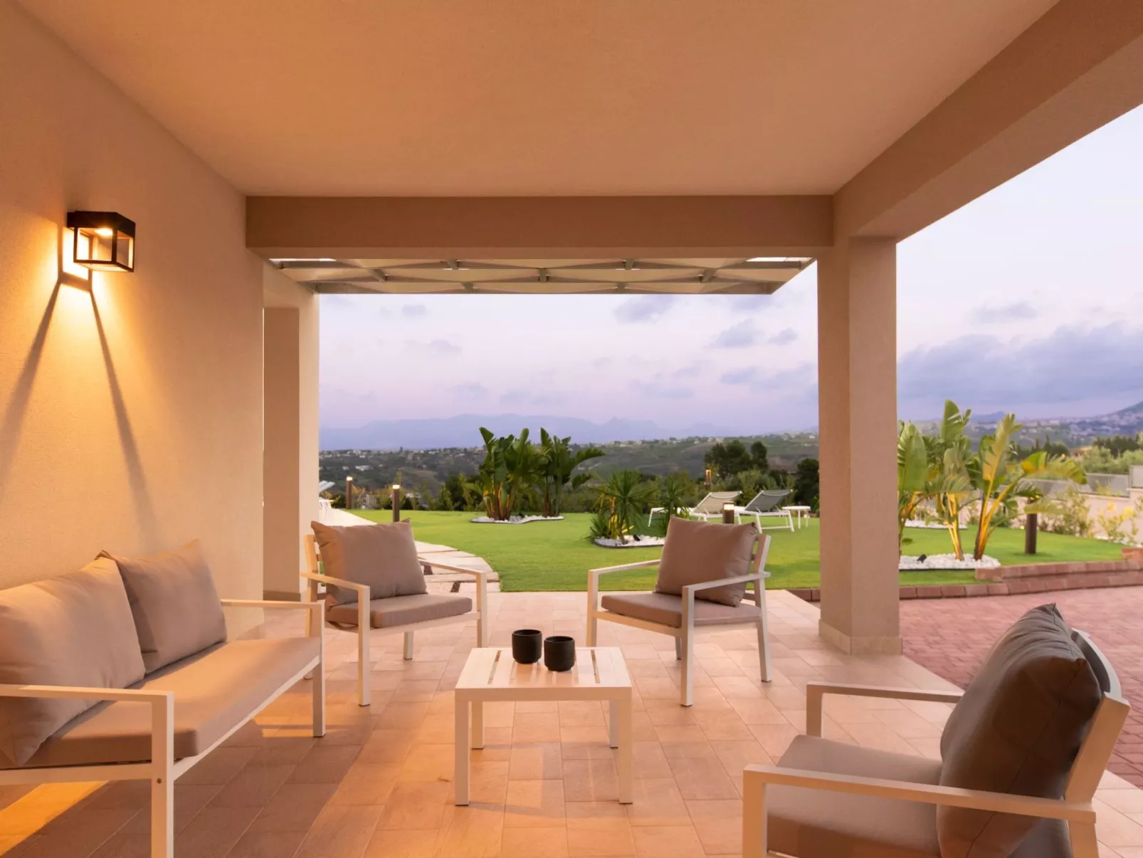 Villa mit Panoramablick auf das Meer, umgeben von der Natur-Dedans