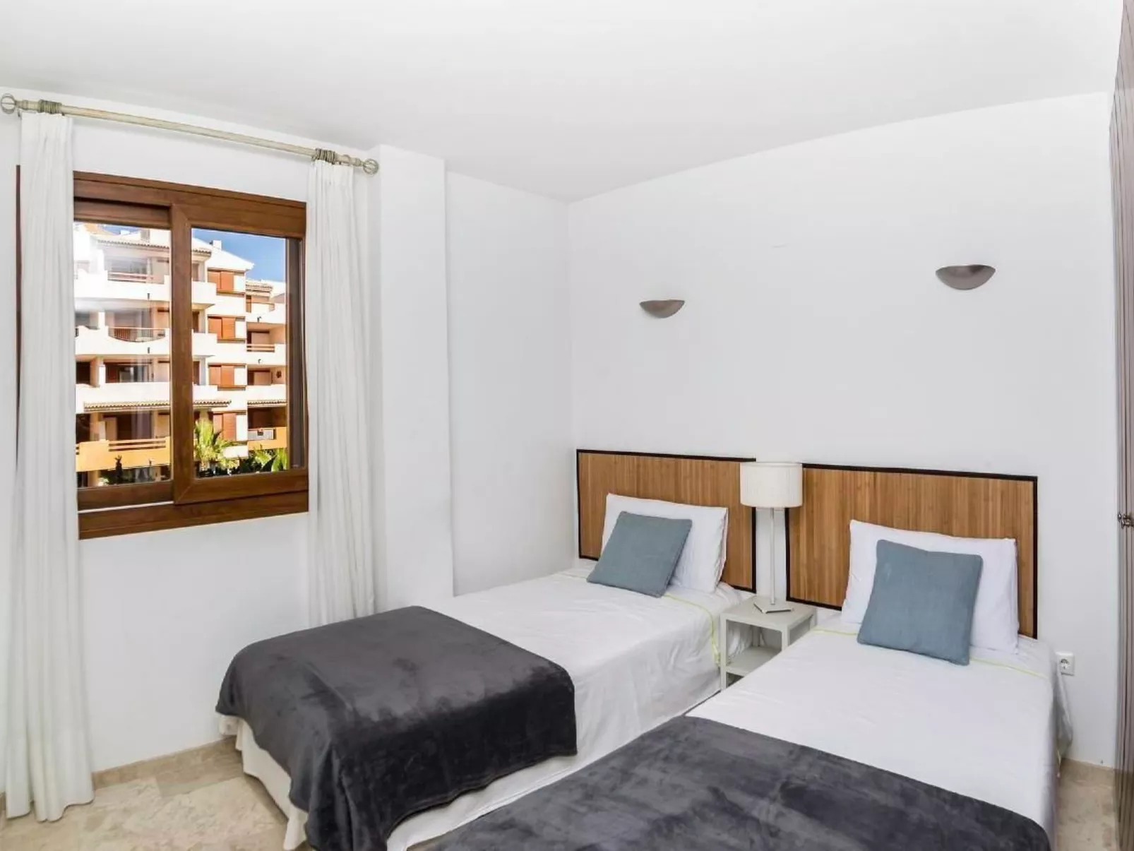 "Blue" mit Schwimmbad-Dedans