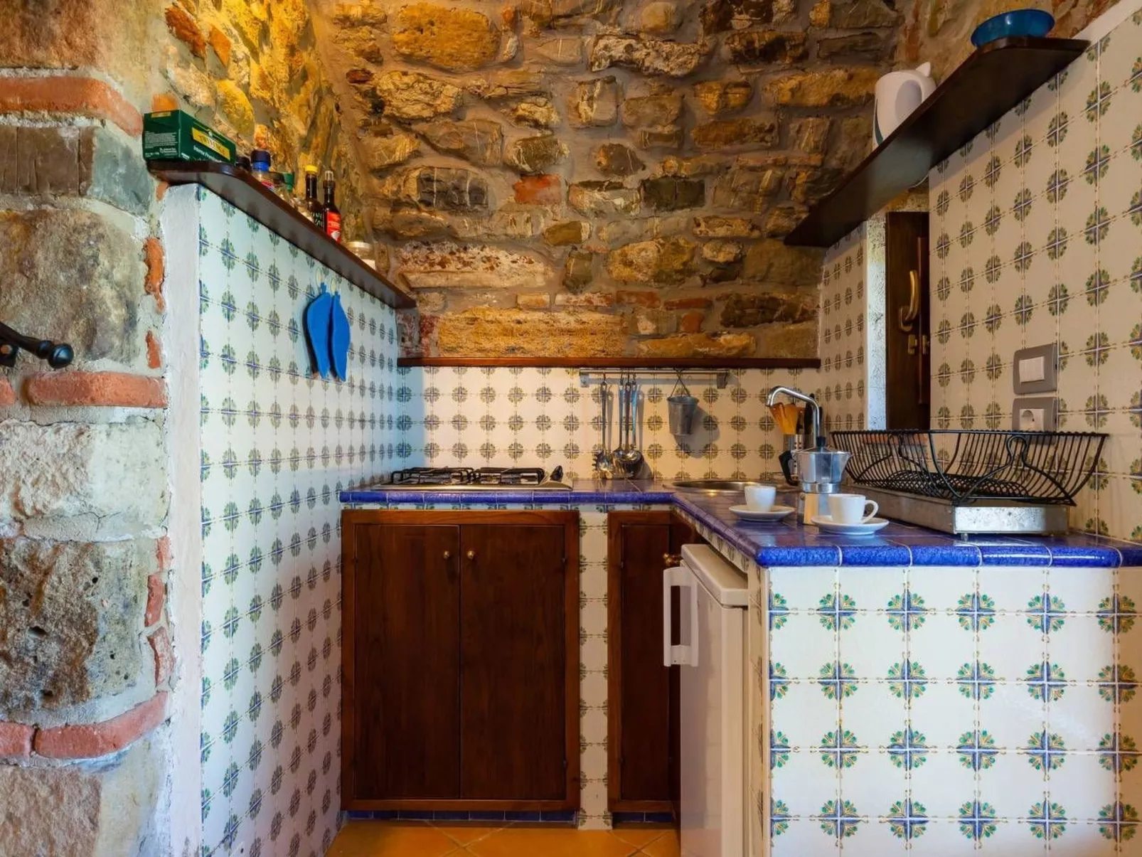 Il Pozzo - Zwei-Zimmer-Wohnung - 1 Schlafzimmer - 1 Badezimmer - Wohnküche - in-Drinnen