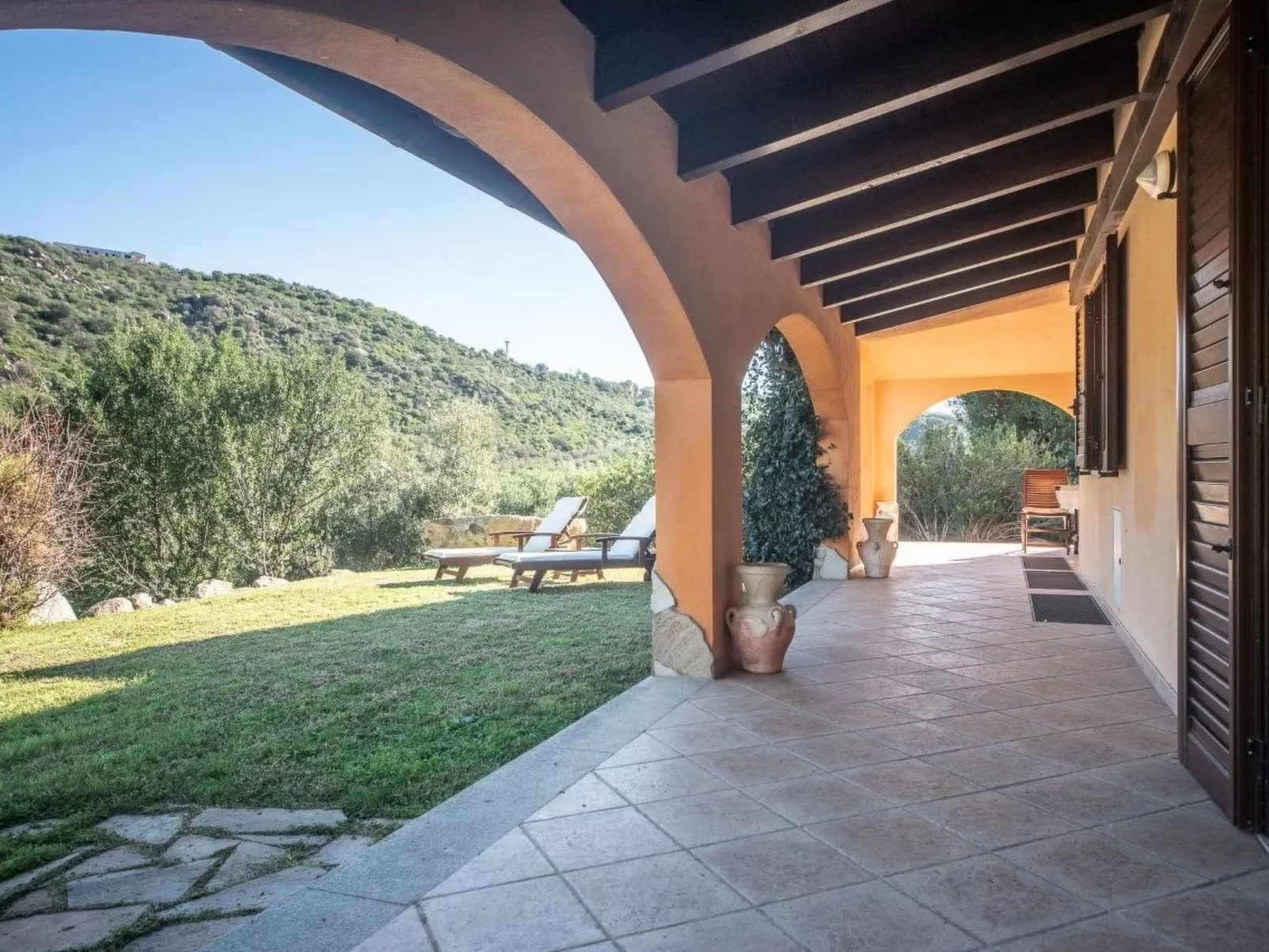 Schöne moderne Villa in privater Lage, umgeben von üppiger Natur