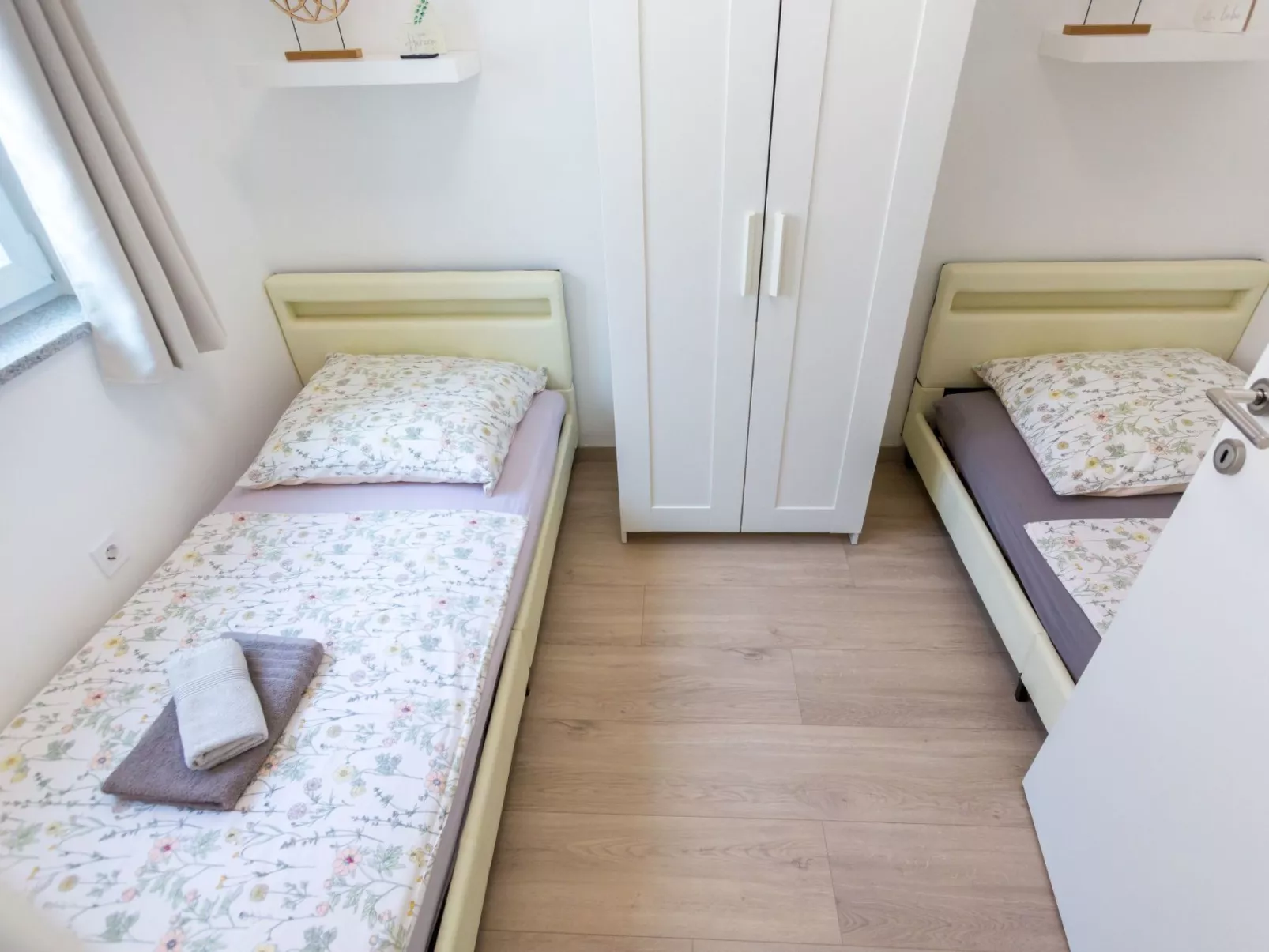 Modernes Apartment As Veliki mit Terrasse-Drinnen