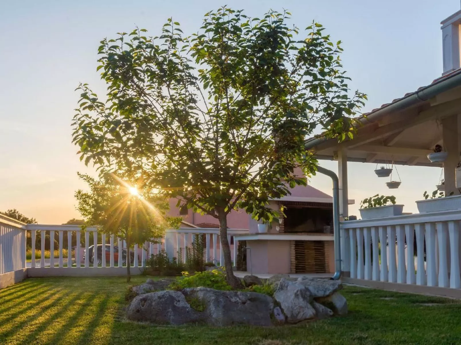Mit Jacuzzi in Villa mit Parkplatz-Draußen