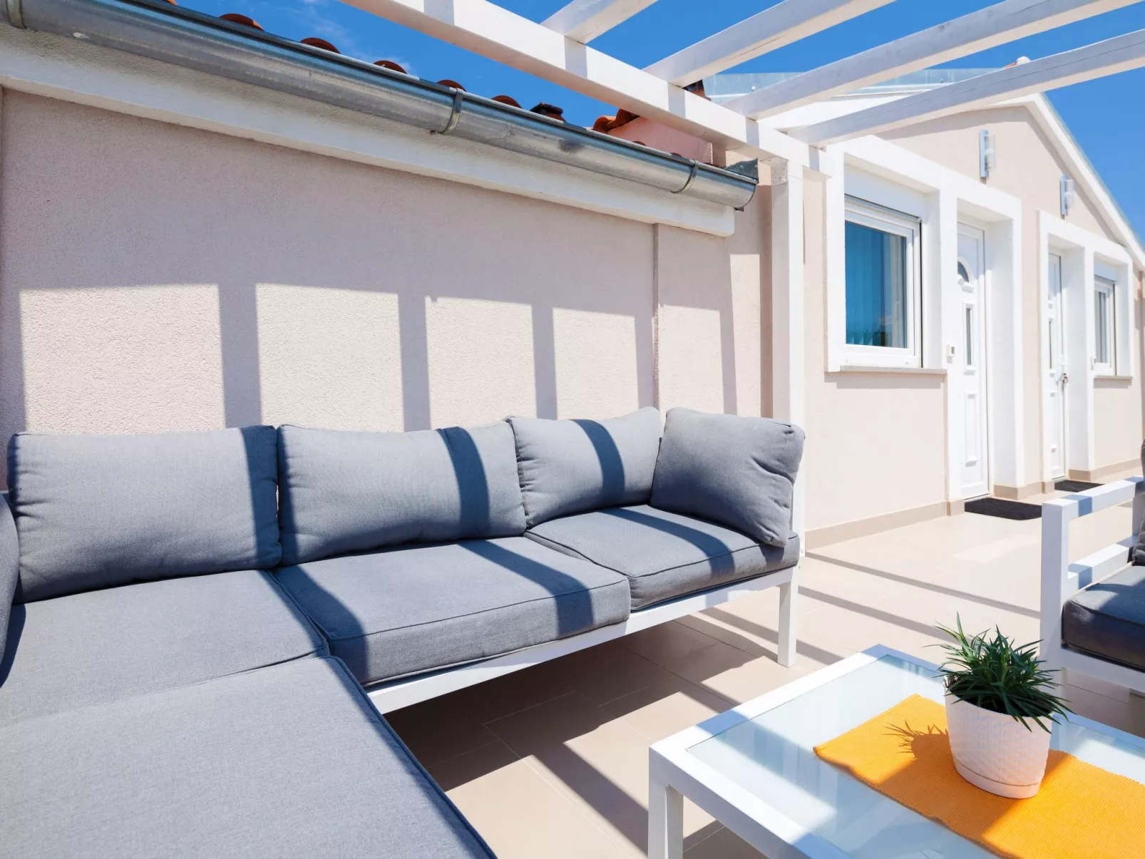 Mit Jacuzzi, Garten und Parkplatz-Drinnen