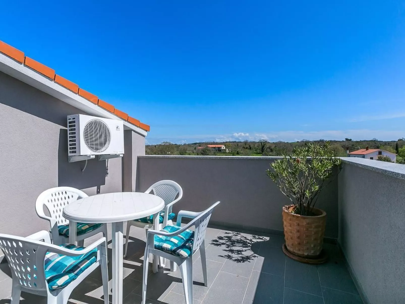 "Borka Kapovica" mit Balkon-Outside