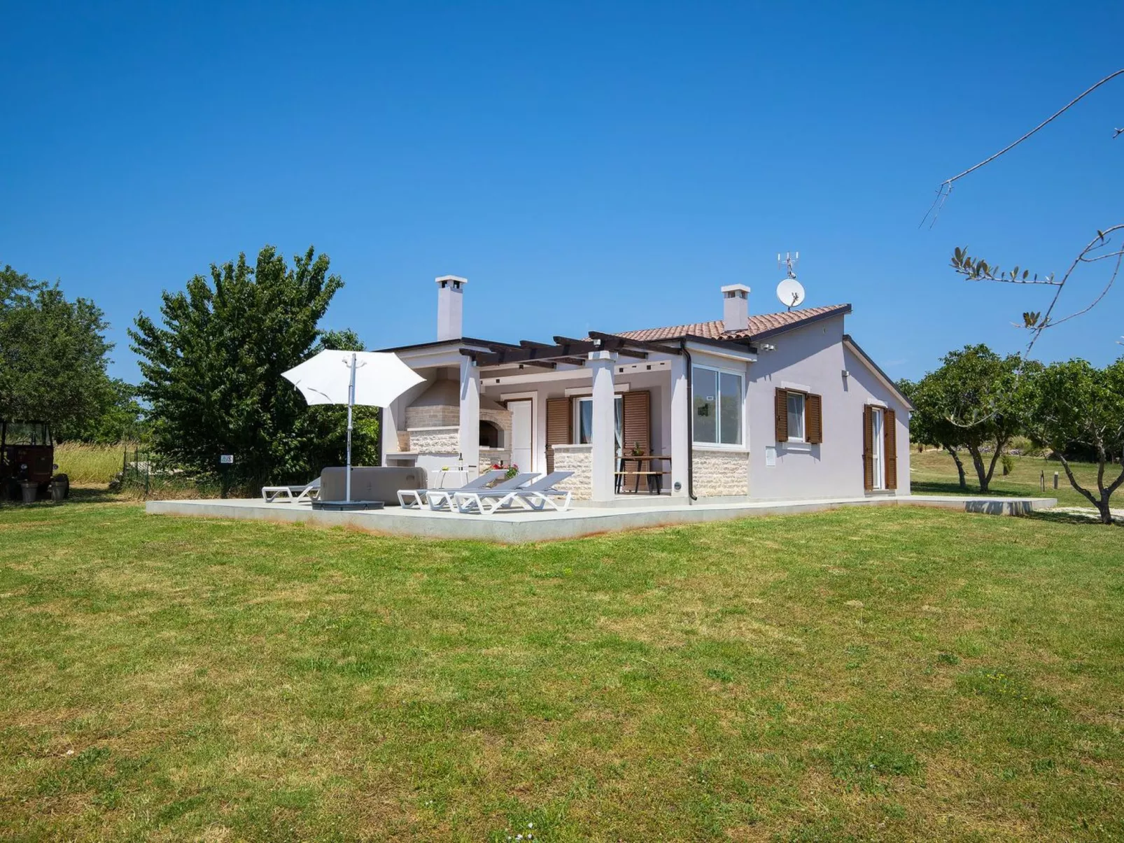 In Pomer mit Parkplatz-Draußen