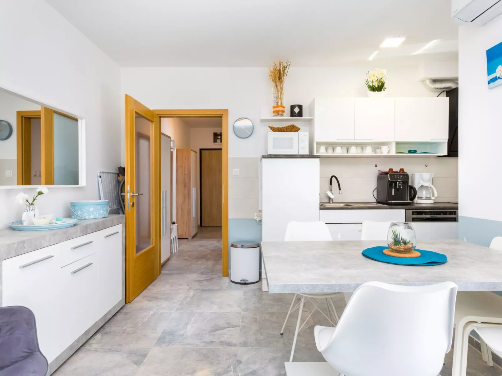 "Emira Mukalba" mit Terrasse-Dedans