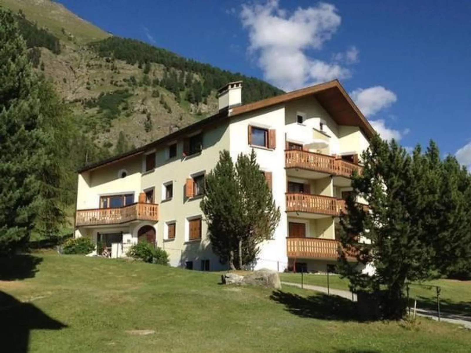 Chesa Auricula-Outside