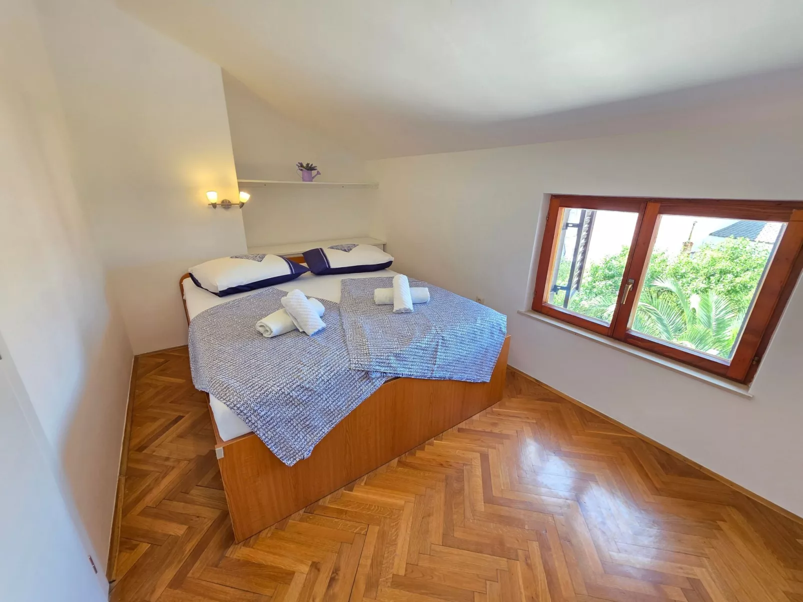 Wohnung mit Balkon, AC, Privatparkplatz-Drinnen