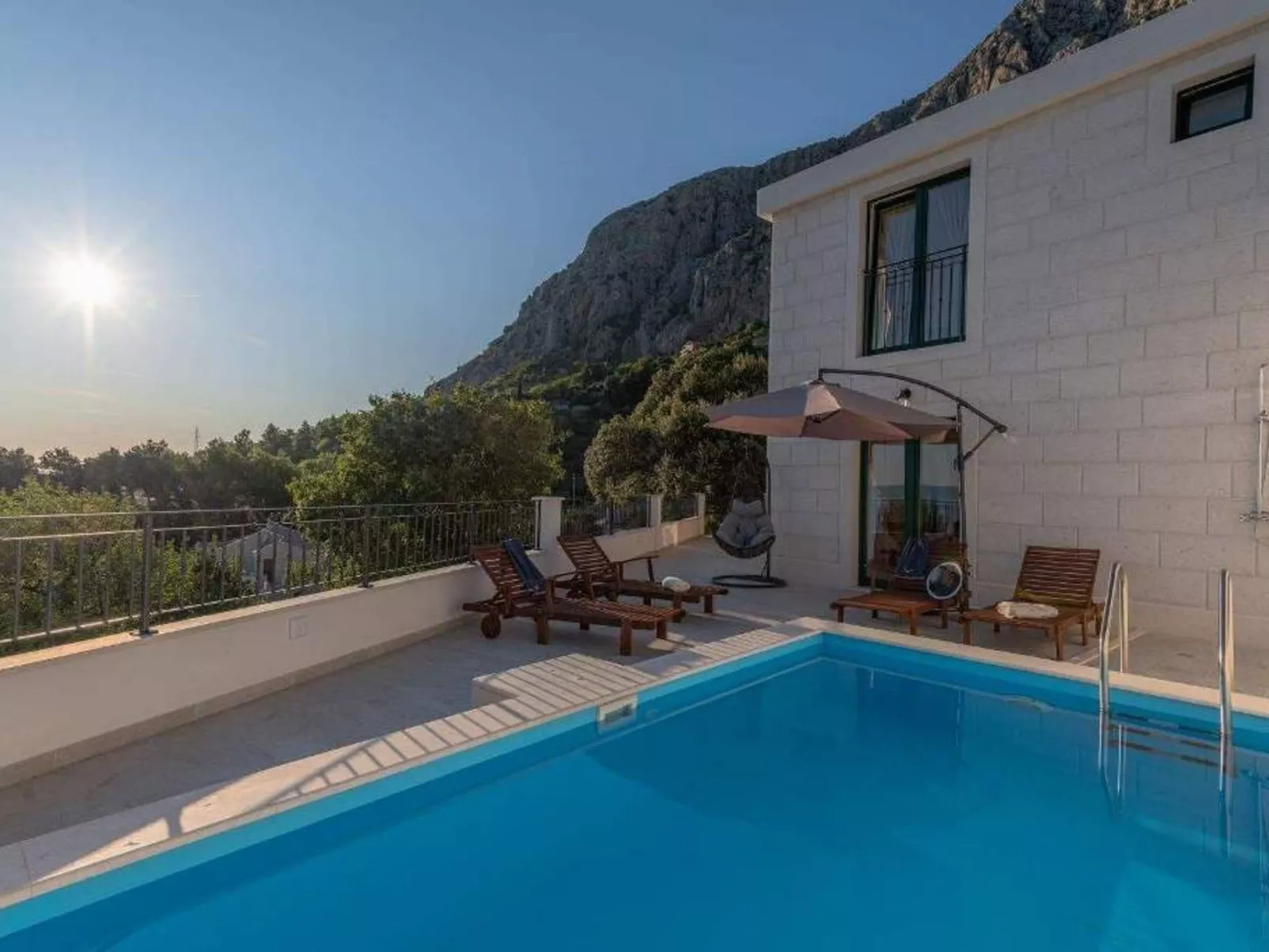 "Paola" mit eigenem Pool-Outside