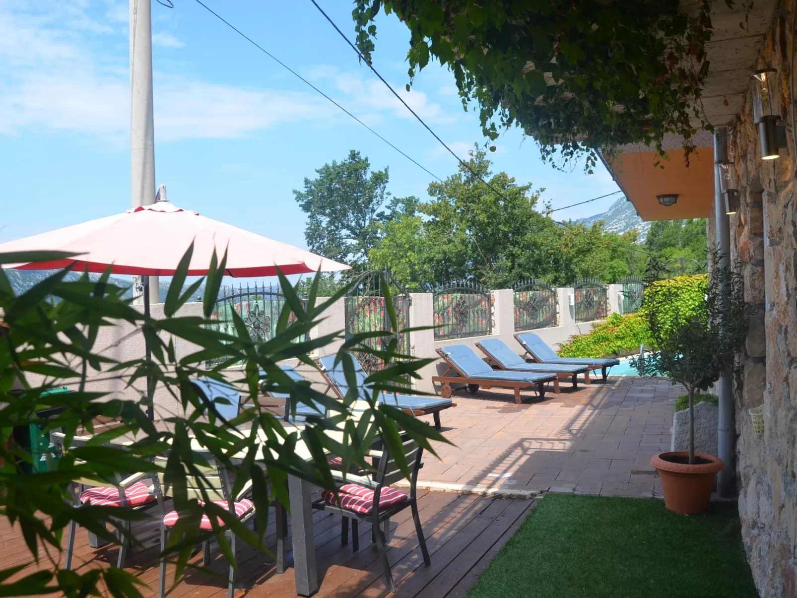 Großes Ferienhaus mit eigenem Pool und Terrasse-Outside