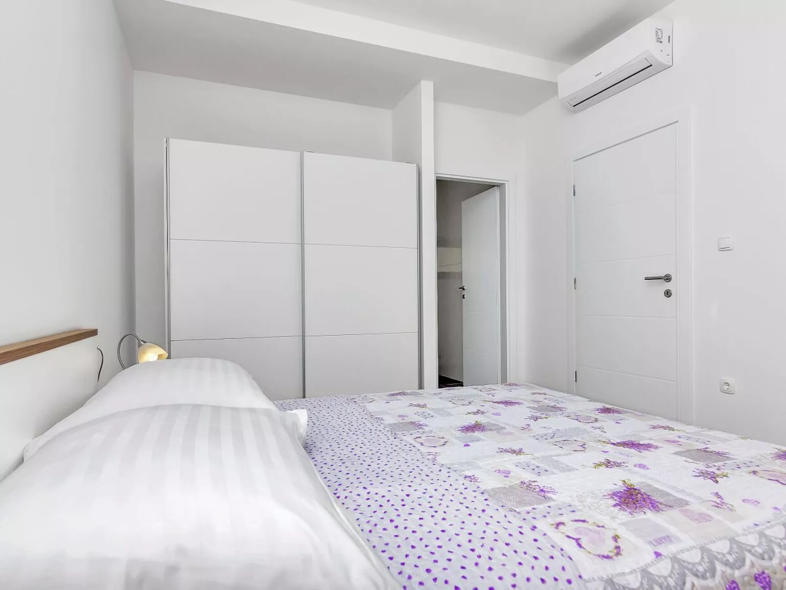 "Villa Maslina" mit Privatparkplatz-Drinnen