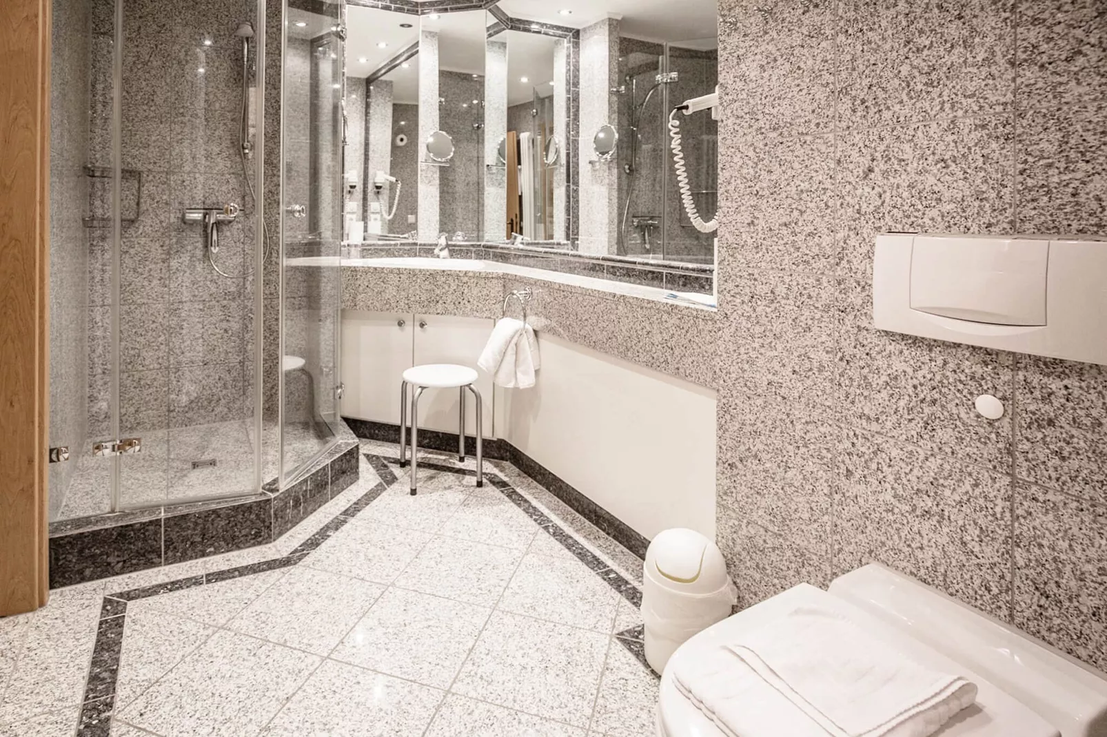 DP 2-4 EG/OG/DG 2 Personen-Bathroom