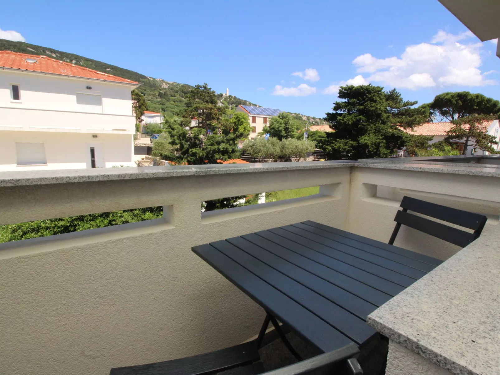 Modern eingerichtete Apartment ideal für junge Paaren im Zentrum von Baska-Outside