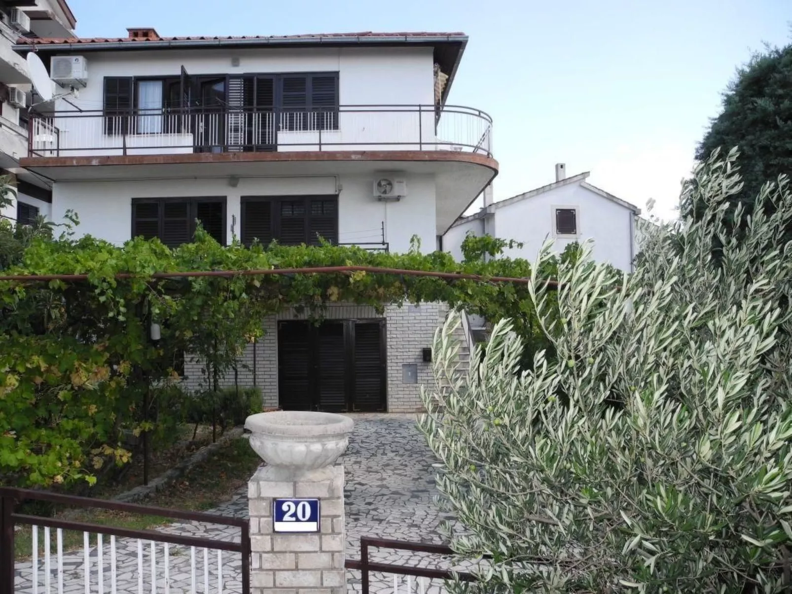 Appartement mit Balkon und Meerblick-Dehors