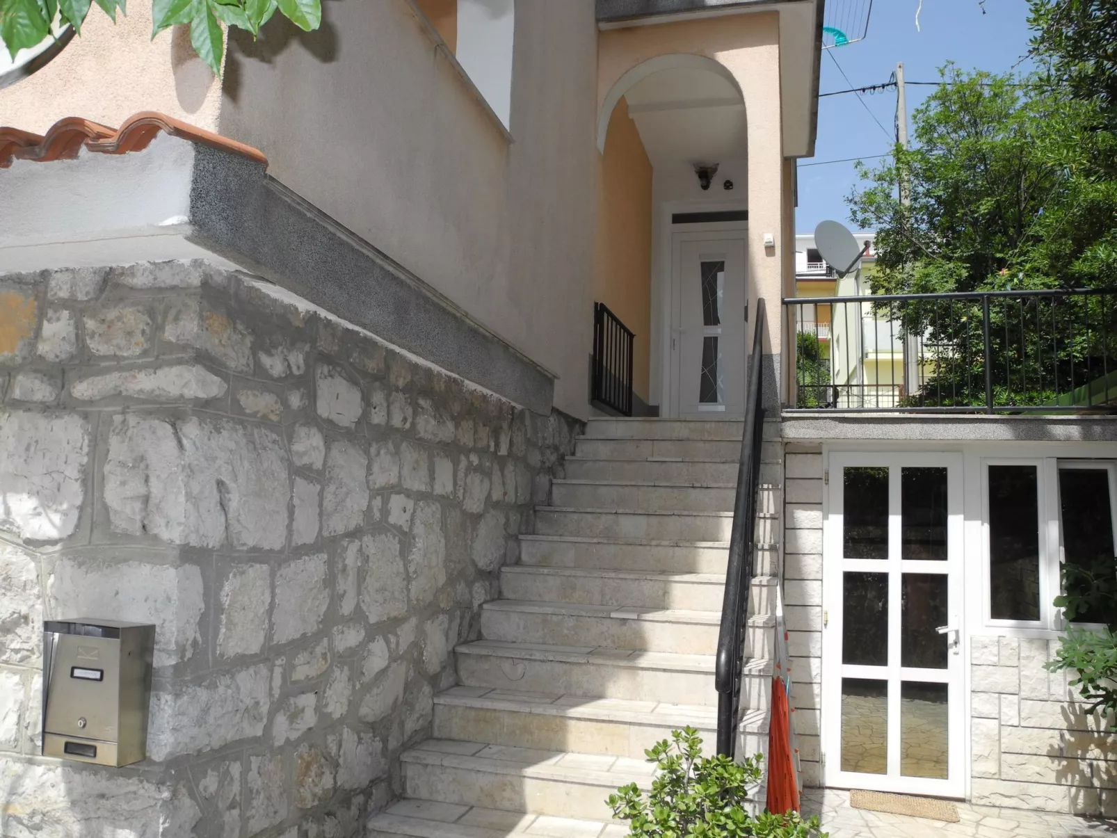 "Bruno" mit Blick auf das Wasser-Image-tags.info