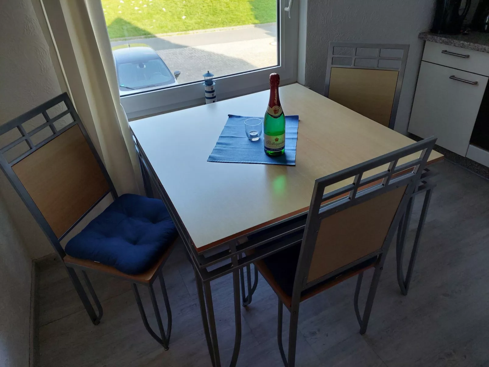 Mastkorb mit Grill und Garten-Drinnen