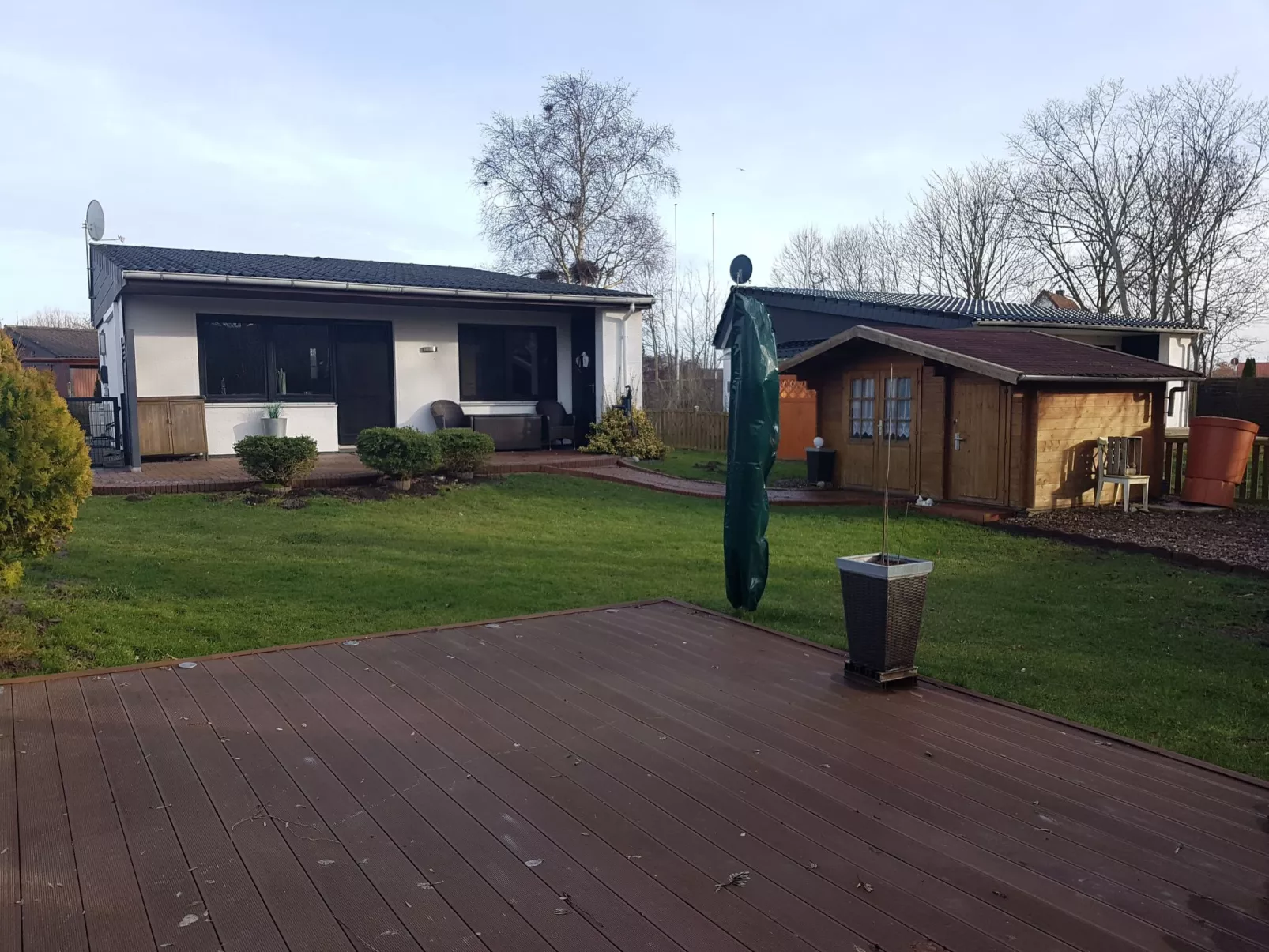 E13 Ferienhaus mit Garten, Terrasse und Deichbli-Outside