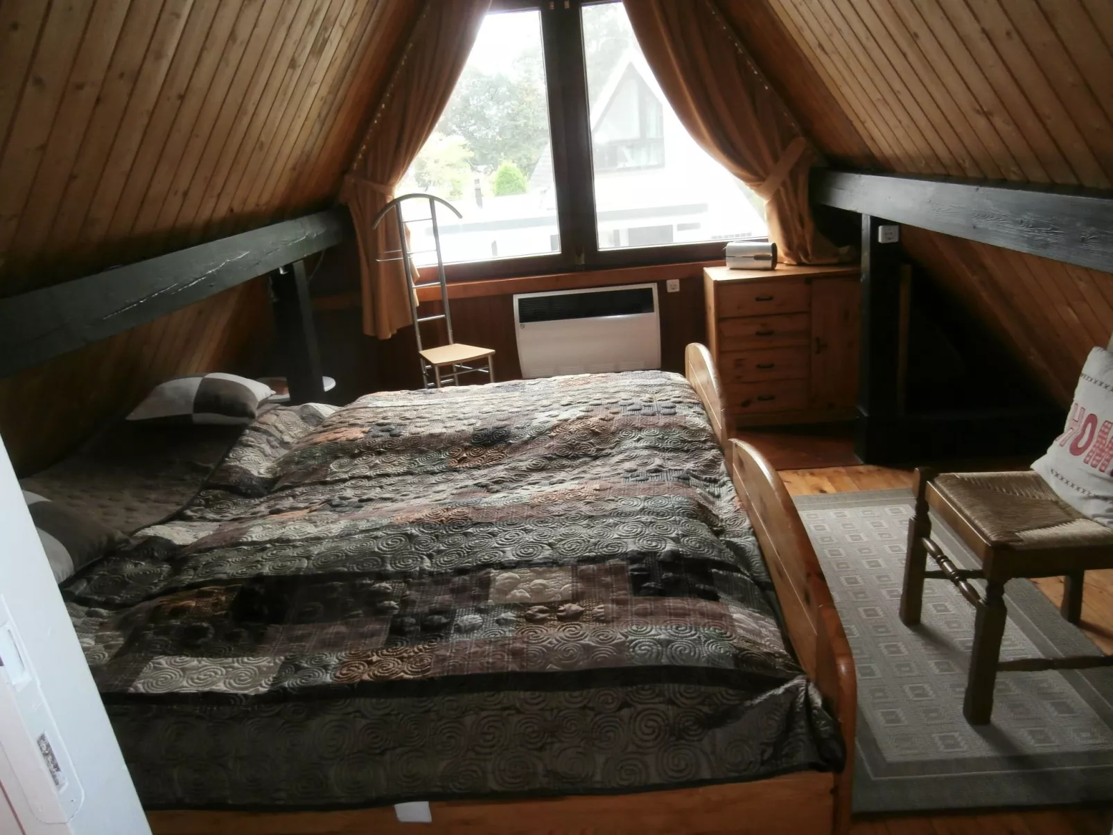 Uriges Ferienhaus mit Garten und Grill-Drinnen