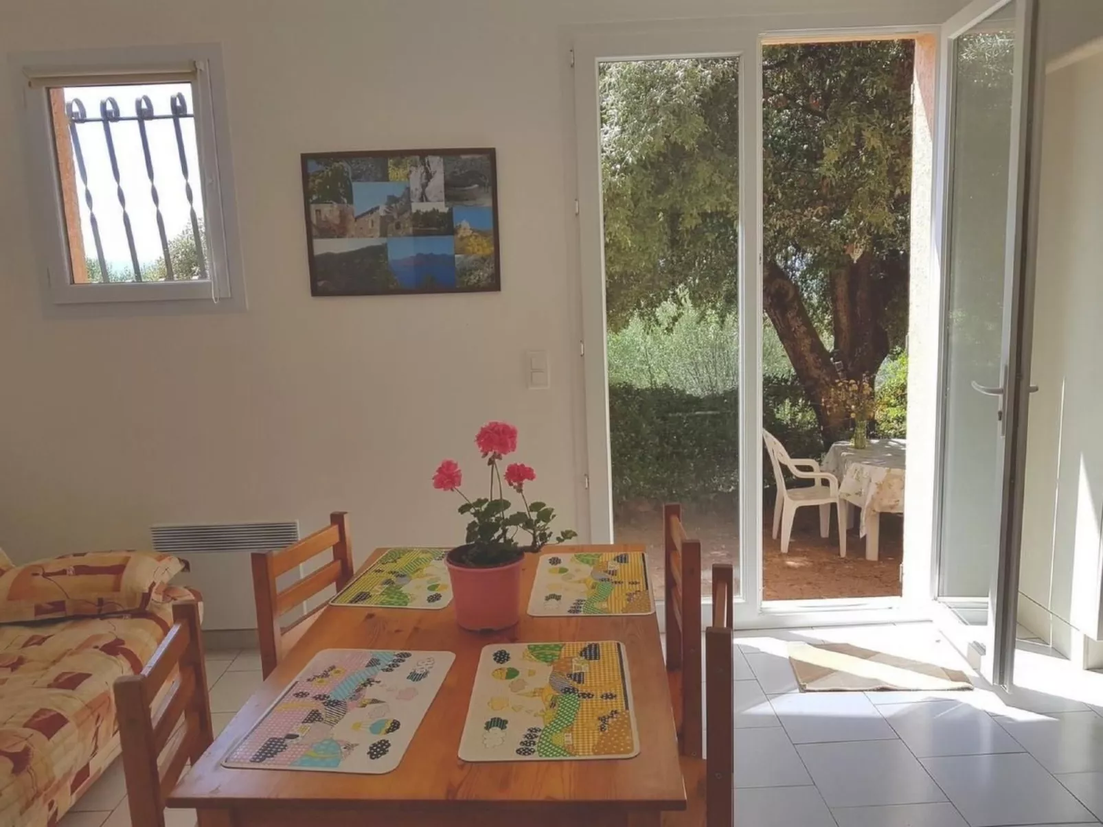 Mit Blick auf das Wasser-Dedans