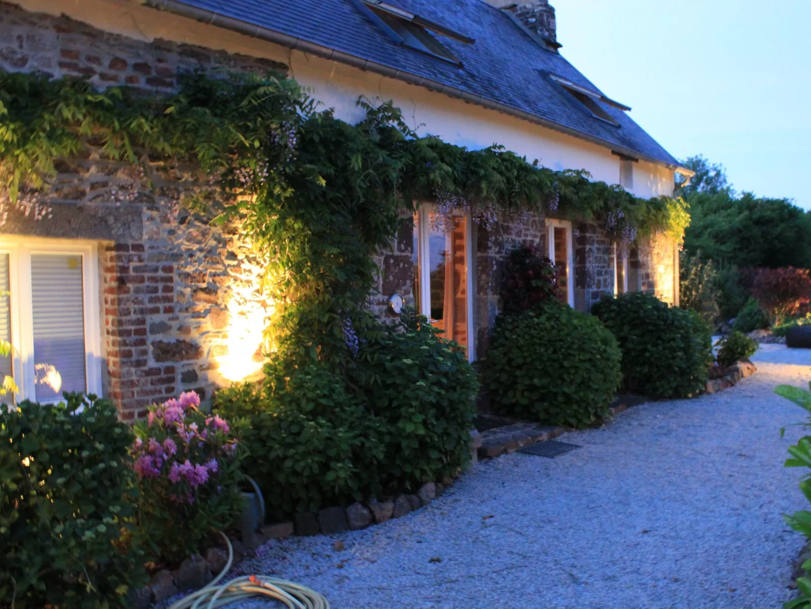 In Sourdeval Les Bois mit Garten-Outside