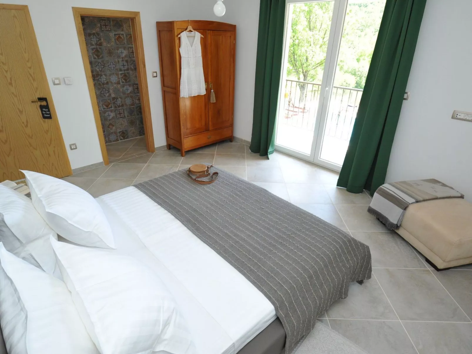 Alleinstehendes Ferienhaus mit Swimmingpool-Dedans